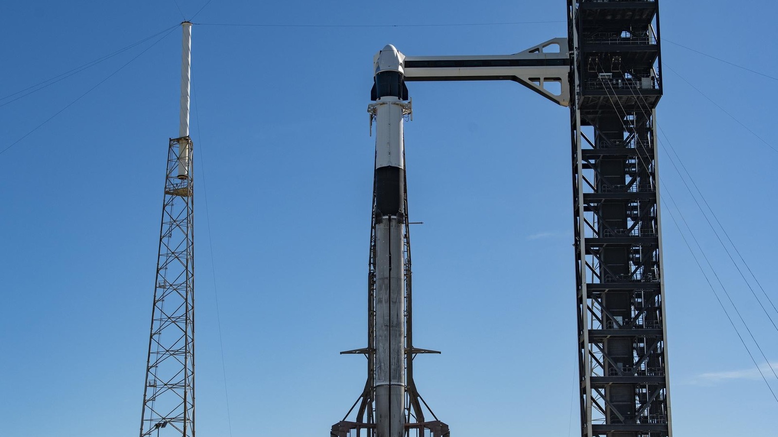 A NASA e a SpaceX estão prestes a lançar a missão Crew-13 rumo à Estação Espacial Internacional, levando três astronautas e um cosmonauta. O lançamento está marcado para hoje, 1º de outubro, às 11h10 no horário do leste dos EUA, com cobertura ao vivo a partir das 9h20 no YouTube da NASA, Netflix, Discovery+, X, NASA+ e Amazon Prime Video.

A tripulação realizará investigações científicas e demonstrações de tecnologia para preparar humanos para futuras missões à Lua e a Marte. Eles também vão render a equipe da Crew-12, que precisou se abrigar após um vazamento de ar na ISS em junho. A viagem deve ser a mais rápida de uma nave americana até a estação, com sete horas e 50 minutos.

O lançamento acontece enquanto a NASA busca retornar humanos à superfície lunar, com a Artemis II concluída e a Artemis III prevista para 2027. Não perca mais um passo histórico da exploração espacial.