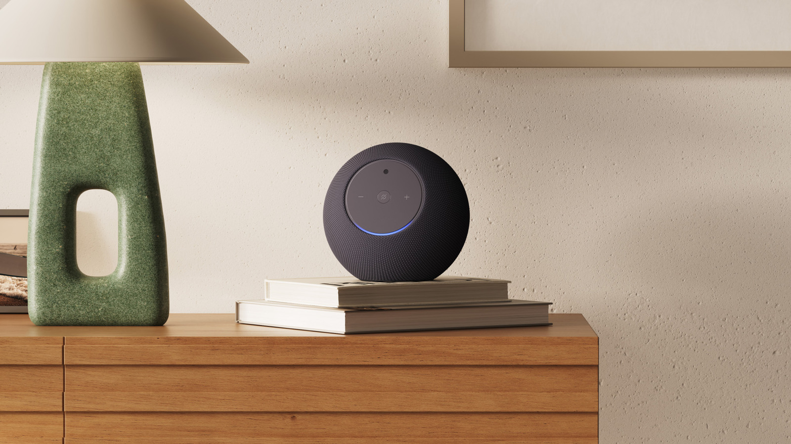 A Amazon acaba de transformar o Echo Studio em uma caixa de som inteligente com olhos. O novo Echo Studio com Home Camera mantém o áudio Dolby Atmos e os recursos do Alexa+, mas adiciona uma câmera com transmissão ao vivo que você pode acompanhar pelo app da Alexa.

Na prática, dá para conferir os pets, usar o aparelho como webcam em chamadas de vídeo ou pedir ajuda ao Alexa+ para tarefas do dia a dia. A Amazon vende a câmera como uma comodidade, mas a novidade também levanta dúvidas sobre quanto estamos dispostos a aceitar dispositivos sempre ligados observando nossa casa.

Por US$ 250, custa US$ 30 a mais que o Echo Studio comum e chega com adaptação avançada ao ambiente e volume adaptativo. O modelo regular continua à venda por US$ 220 para quem quer o som sem a lente.