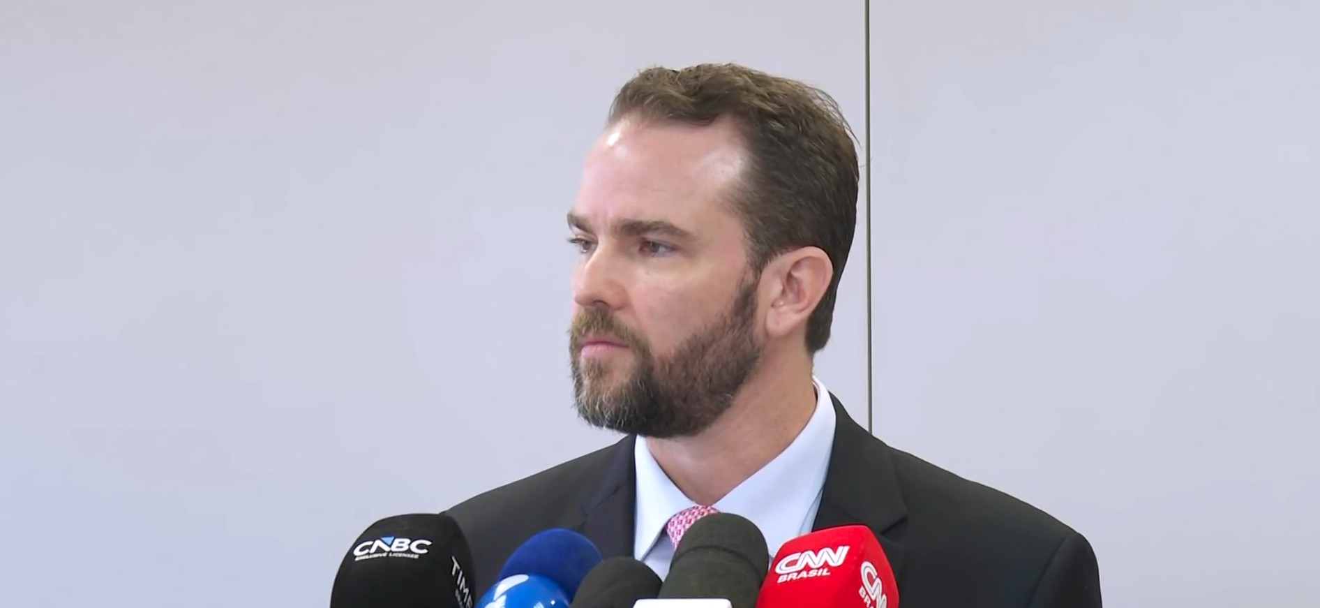 Ótima notícia para a economia brasileira: o Congresso Nacional aprovou um projeto que reduz o preço dos combustíveis usando receitas da alta do petróleo. Segundo o ministro Dario Durigan, os gatilhos fiscais incluídos no texto devem gerar uma economia de R$ 10 bilhões no próximo ano, criando espaço para investimentos públicos sem furar o arcabouço fiscal.

O texto traz duas travas importantes para conter o crescimento dos gastos obrigatórios e ainda ajuda a reaproximar o governo Lula do Congresso, após meses de estremecimento. Com a relação em novo momento, a agenda progressista ganha força e abre caminho para prioridades sociais e novas demandas do país.