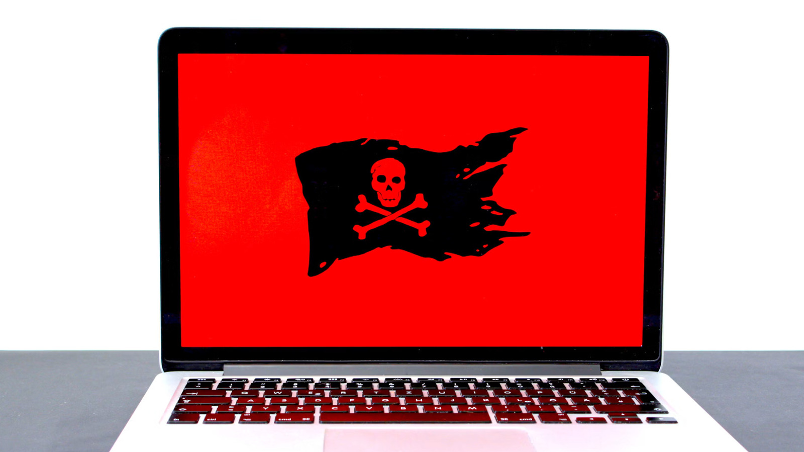 Emuladores falsos de PS5 que circulam no GitHub não são apenas downloads quebrados: segundo a equipe de inteligência de ameaças da NordVPN, eles escondem infostealers disfarçados para roubar senhas e dados pessoais. Os repositórios imitam projetos reais como Kyttyps5 e AnyPS5 e miram fãs de emulação acostumados a executar softwares experimentais sem assinatura.

Depois da instalação, o malware adiciona exclusões no Microsoft Defender, executa um arquivo para roubar dados e apaga os próprios rastros. A orientação é conferir se o repositório no GitHub pertence mesmo à equipe do emulador, desconfiar de páginas parecidas e nunca desativar o antivírus durante o download e a instalação.