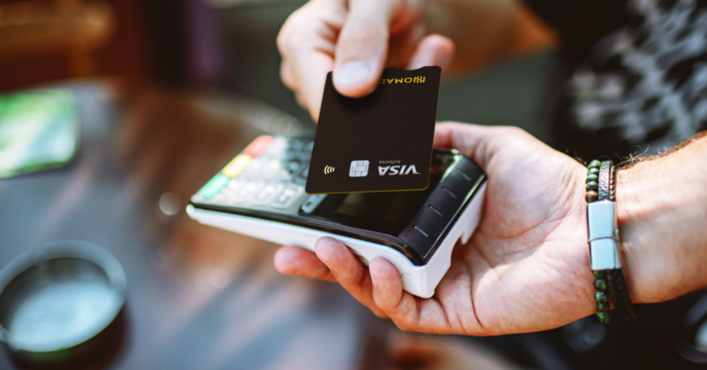 A Nomad está transformando a abertura de conta em uma porta de entrada para seu cartão principal. Novos clientes que abrirem a conta com o código EXPLORERPP e fizerem uma conversão a partir de R$ 50 podem solicitar o Nomad Explorer Visa Infinite, sujeito à análise de crédito.

A campanha ainda acumula até 30 mil pontos bônus no Azul Fidelidade para assinantes elegíveis do Clube Azul na primeira conversão para dólar ou euro. O cartão não tem anuidade, oferece até 3 pontos por dólar gasto, cashback em dólar e quatro acessos anuais à sala VIP via Dragon Pass, um pacote forte para quem viaja ao exterior com frequência.