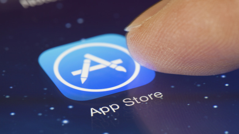 Apple propôs à Justiça cobrar uma taxa de 5% a 15% sobre compras feitas fora do sistema de pagamento da App Store. A proposta surge no meio da batalha bilionária contra a Epic Games, depois que a empresa foi considerada em desacato por seguir cobrando taxas de links externos.

Enquanto a Apple diz que a taxa é justa, os desenvolvedores continuam na corda bamba. O Google, por sua vez, foi obrigado pela Justiça a facilitar a instalação de lojas de aplicativos concorrentes no Android. A guerra pelo controle da distribuição digital está longe do fim.