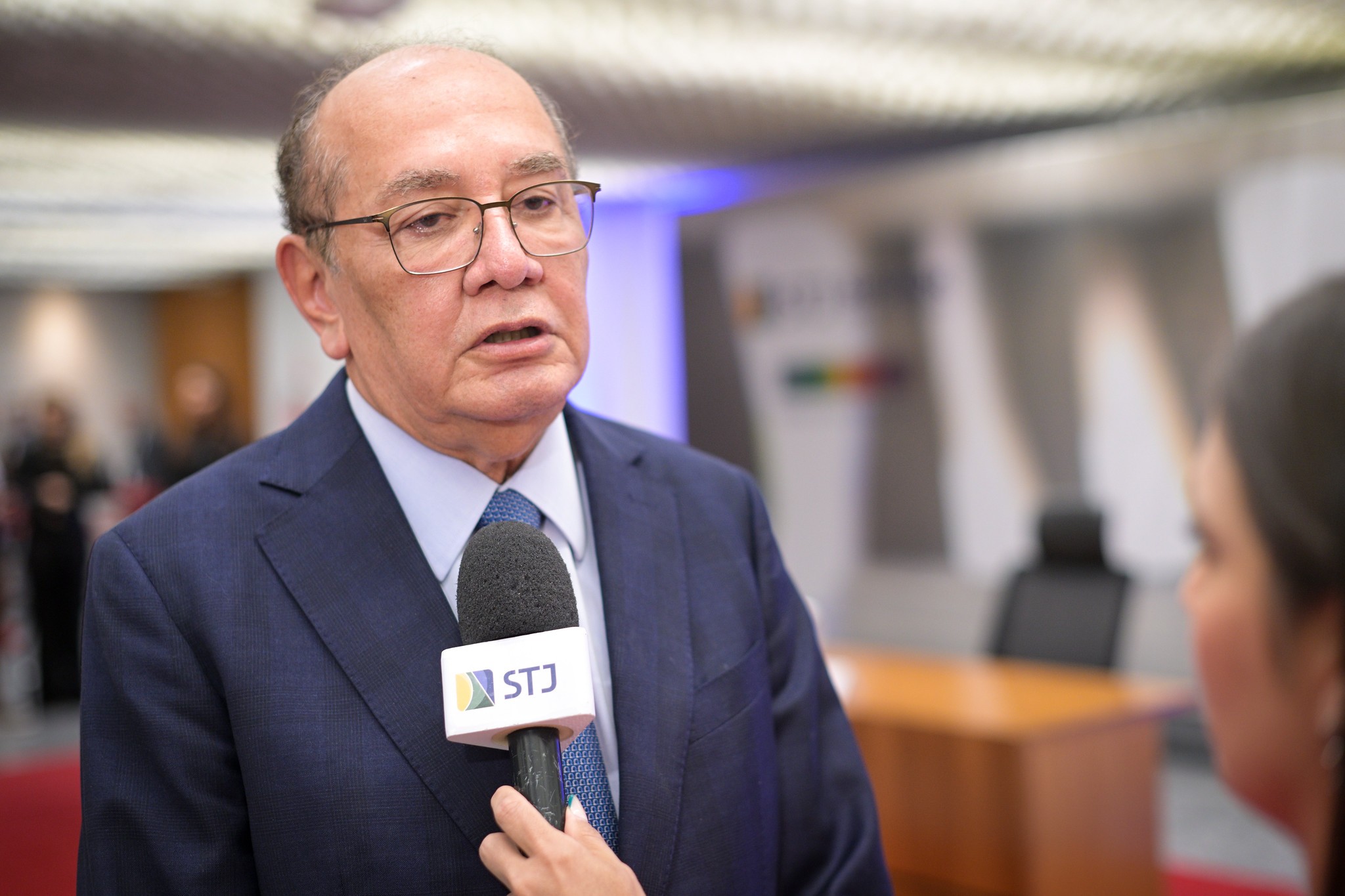 Uma grande ofensiva está em curso no Brasil. A Advocacia-Geral da União (AGU) e o ministro Gilmar Mendes, do STF, se movem para desmontar a indústria de precatórios que o Banco Master teria usado para inflar seus ativos e enganar reguladores.

O esquema envolvia comprar precatórios desvalorizados, registrá-los por valores inflados e usar essa riqueza fictícia para atrair investidores e justificar aportes de capital. O ministro da AGU, Jorge Messias, aponta que essa fábrica de precatórios foi criada durante o governo Bolsonaro, lesando os cofres públicos.

Com uma decisão favorável que trava R$ 4,7 bilhões e novas regras mais rígidas do Conselho Monetário Nacional, o cerco se fecha. É uma vitória da transparência e do dinheiro público contra a manipulação financeira.