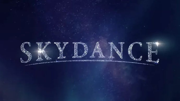 Bobby Kotick está de volta ao poder. O ex-CEO da Activision Blizzard, que saiu após a compra de 68,7 bilhões de dólares pela Microsoft em 2023, agora ocupa uma cadeira no conselho de 13 membros da Skydance, a gigante do entretenimento criada pela fusão da Paramount com a Warner Bros. Ele se junta a nomes como o ex-primeiro-ministro britânico Tony Blair e a filantropa Laurene Powell.

O histórico dele está longe de ser limpo. Kotick comandava a Activision quando a Califórnia processou a empresa por uma cultura de meninos e um terreno fértil para assédio e discriminação contra mulheres. Um relatório do Wall Street Journal alegou depois que ele sabia de denúncias de conduta sexual por anos. Ele segue negando todas as acusações.

A fusão continua empilhando divisões de games, mesmo com a Warner Bros Montreal e a Rocksteady já devastadas por demissões. Os executivos que lucram com a consolidação acumulam mais poder, enquanto os desenvolvedores que de fato criam os jogos pagam a conta. Essa é a verdadeira história por trás do comunicado.