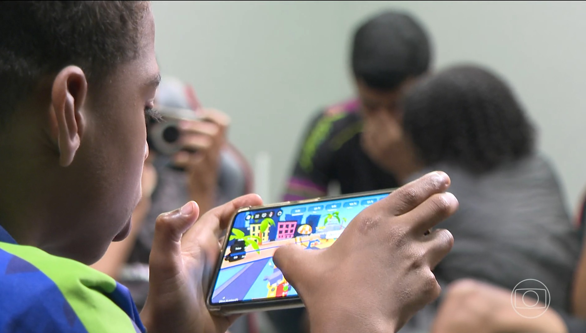 O ECA Digital completou um ano e está reescrevendo a forma como crianças e adolescentes vivem a internet e os jogos on-line. As plataformas agora precisam projetar seus serviços pensando na proteção desde a concepção, ou bloquear o acesso quando o risco é alto, e a rolagem infinita está com os dias contados.

Serviços com mais de 1 milhão de usuários menores de 18 anos têm que publicar relatórios de transparência a cada seis meses. Os chats para menores foram suspensos, e cada criança passou a precisar de uma conta vinculada a um pai ou responsável.

Especialistas lembram que a lei, sozinha, não elimina todos os riscos, e que o papel de famílias, escolas e projetos educativos continua fundamental. Ainda assim, entre alunos e educadores, a segurança on-line já começa a fazer parte da diversão.