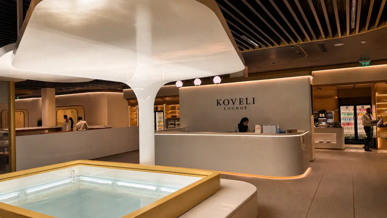 Voar para as Maldivas ficou ainda mais tranquilo. O novo Terminal 1 do Aeroporto Internacional de Malé agora abriga o Koveli Lounge, um refúgio de 1.230 m² para 270 passageiros, com áreas modernas de descanso, espaço de trabalho, sala silenciosa, kids club e chuveiros.

O lounge funciona 24 horas, serve buffet internacional e está disponível para passageiros da primeira classe e executiva, membros elegíveis de programas de fidelidade ou por meio de passe pago. Planejando sua viagem? Contas globais como Nomad e Wise ajudam a cuidar dos gastos no exterior.
