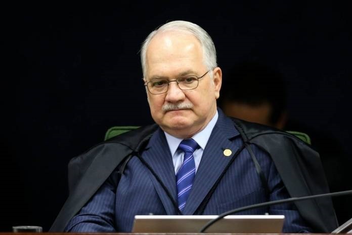 Em uma virada institucional de peso, o presidente do STF, Edson Fachin, suspendeu as decisões do ministro André Mendonça que afastavam o diretor-geral da Polícia Federal, Andrei Rodrigues, e o diretor de Inteligência Policial, Leandro Almada. A medida barra um verdadeiro atropelo contra a cúpula da corporação.

A decisão de Mendonça, tomada apenas um dia antes, provocou uma reação imediata no tribunal: Flávio Dino ordenou a reintegração dos delegados. Para evitar decisões contraditórias e risco à ordem pública, Fachin suspendeu os dois caminhos, concentrou a discussão na Presidência e convocou sessão extraordinária do plenário para a próxima terça-feira.

É uma vitória da institucionalidade. A Polícia Federal fica protegida de interferências políticas enquanto a Corte define, no plenário, os limites do ativismo judicial conservador e o destino da investigação.