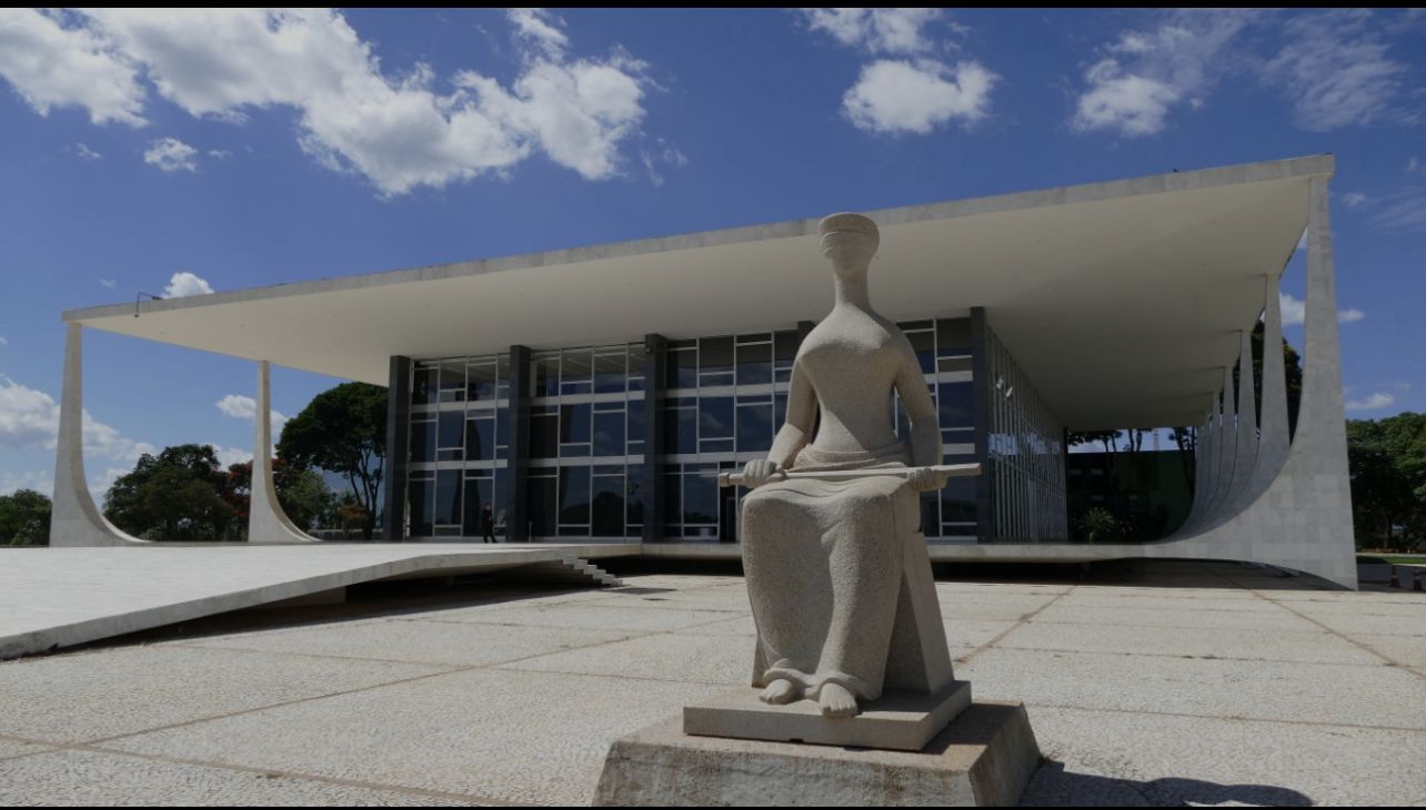 O Grupo Prerrogativas, formado por juristas e profissionais do direito, criticou com dureza a decisão monocrática do ministro André Mendonça, do STF, que afastou o diretor-geral da Polícia Federal, Andrei Rodrigues, e o diretor de Inteligência Policial, Leandro Almada.

Na avaliação do grupo, a decisão instala uma 'crise institucional sem precedentes' entre o Supremo e a PF, além de se apoiar em documentos tratados como 'nada jurídico' e em meras menções que não configuram indício de autoria.

A entidade pede que o plenário do STF analise a medida e defende que o combate ao abuso deve ser feito pelo controle, e não pela supressão da função de inteligência, sob risco de enfraquecer as instituições democráticas.