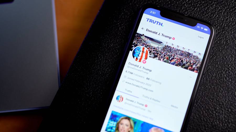Organizações de imprensa dos Estados Unidos entraram com uma ação contra Donald Trump para impedir que o governo publique comunicados oficiais exclusivamente no Truth Social. A ação argumenta que restringir declarações públicas a uma plataforma privada sem acesso aberto viola os direitos da imprensa e do público.

Com a comunicação oficial trancada atrás de um muro digital, jornalistas enfrentam barreiras desnecessárias para cobrir a Casa Branca. O caso enfrenta um modelo perigoso de controle da informação e exige transparência e acesso igualitário para todos.