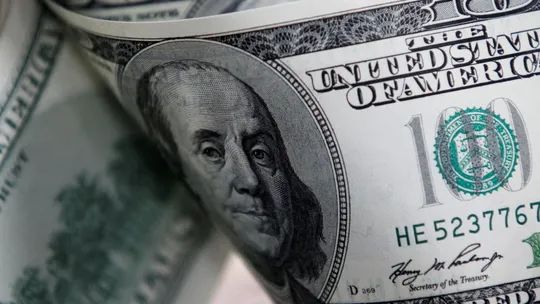 O real começa a semana mostrando força, com o dólar abrindo em queda e sendo negociado perto de R$ 5,20 após novas pesquisas confirmarem a liderança de Lula na corrida presidencial. O mercado também monitora os dados de inflação e a recuperação judicial da Casas Bahia, que envolve cerca de R$ 17,3 bilhões em dívidas.

No cenário internacional, a tensão aumenta depois que Donald Trump ameaçou bombardear Omã por causa do estreito de Ormuz e o Irã ofereceu recompensa por militares americanos. Os preços do petróleo voltaram a subir, turbinando a volatilidade no câmbio e mantendo os investidores em alerta.

Para quem precisa enviar dinheiro para fora ou viajar, acompanhar o câmbio é essencial. Serviços como Wise e Nomad ajudam a reduzir custos e proteger o orçamento em momento de tanta incerteza global.