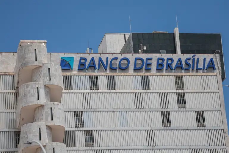 O Banco de Brasília (BRB) afastou cinco funcionários citados em investigações internas ligadas ao colapso do Banco Master, um escândalo que segue abalando o setor financeiro brasileiro.

Segundo a Polícia Federal, ex-dirigentes do BRB aprovaram carteiras de R$ 17,5 bilhões mesmo diante de sinais prudenciais, financeiros e reputacionais relevantes sobre o Master, uma falha de gestão que abriu um rombo gigantesco nas contas do banco.

Os acionistas já autorizaram o banco a acionar na Justiça os ex-gestores considerados responsáveis, com prazo de 90 dias para definir a lista, enquanto o governo do DF tenta reaver parte dos valores para cobrir o prejuízo.