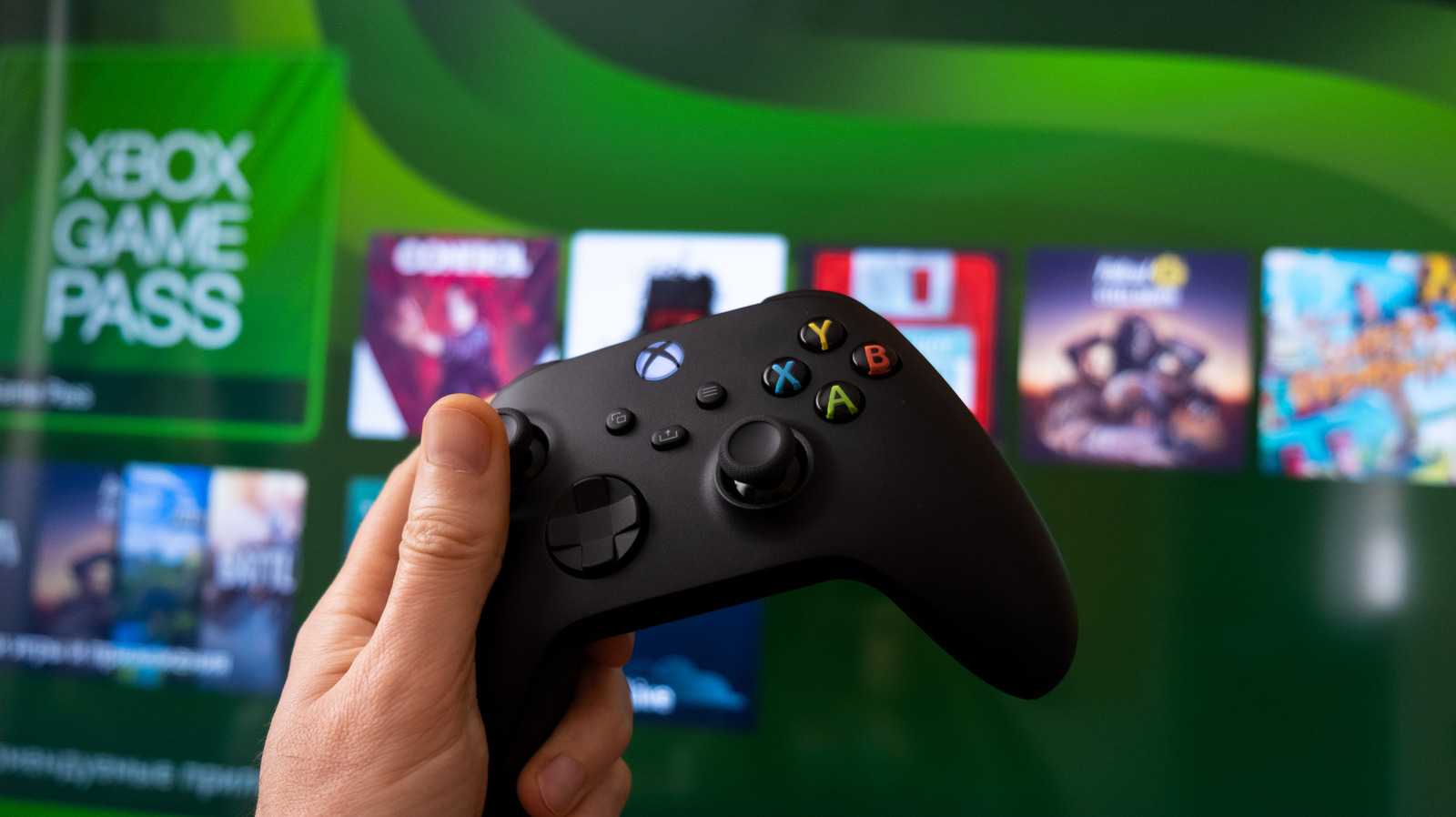 A Microsoft está enviando e-mails a donos de Xbox Series X e S que não jogam há um tempo, incentivando a troca do console na Best Buy por até US$ 375 em crédito na loja. A iniciativa chega em meio à escassez de memória RAM e a aumentos de preço repetidos, que deixam o hardware novo mais caro e difícil de encontrar.

A proposta não é só tirar consoles parados da estante. A Microsoft lucra quando um Xbox revendido chega às mãos de outra pessoa, porque esse jogador pode assinar o Game Pass e comprar jogos digitais. É a velha lógica corporativa de buscar receita recorrente e aprisionamento ao ecossistema enquanto os jogadores absorvem os custos.

Essa estratégia merece crítica. As gigantes do setor seguem priorizando assinaturas e margens enquanto estúdios enfrentam demissões e fechamentos, e o consumidor paga a conta. Se a Microsoft quer reanimar o Xbox, precisa investir em exclusivos, estabilidade para desenvolvedores e valor real para quem joga, não apenas fazer campanha de troca.