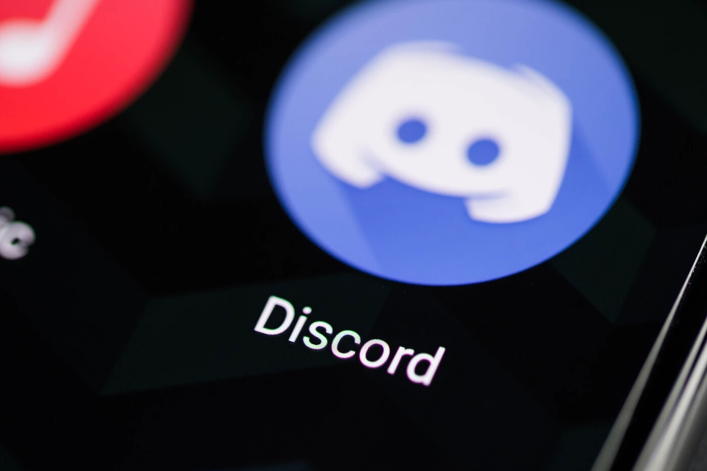 O Ministério Público de São Paulo (MPSP) enviou uma proposta de ajustamento de conduta ao Discord no Brasil, um passo importante para a proteção de crianças e adolescentes nas plataformas digitais. A medida coloca um dos aplicativos de comunicação mais populares do mundo sob pressão regulatória direta no país.

A proposta de ajustamento de conduta permite que empresas mudem práticas sem a necessidade de processo judicial, e a ação destaca preocupações crescentes com segurança, moderação e privacidade. Se o Discord aceitar os termos, pode abrir um precedente poderoso para o funcionamento das gigantes da tecnologia no Brasil.