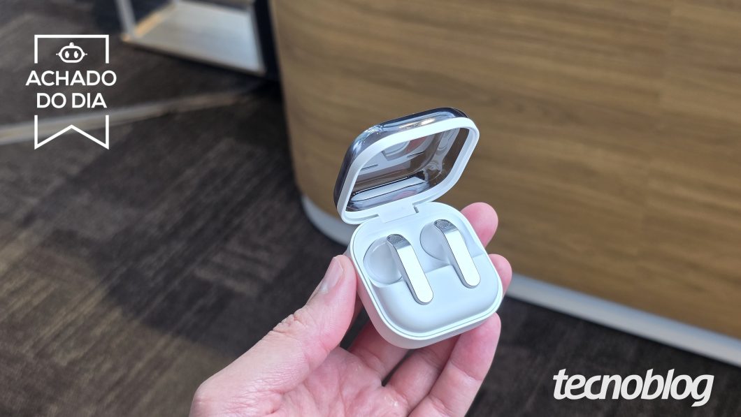 Os Galaxy Buds 4 estão de volta com 38% de desconto no Mercado Livre. Com o cupom HOJETEMPROMO, saem por R$ 989,01 no Pix, mas a oferta é válida até o fim do dia ou enquanto durar o estoque.

Os fones trazem cancelamento ativo de ruído adaptativo, áudio Hi-Fi de 24 bits com o Samsung Seamless Codec e seis microfones para chamadas ultra nítidas. Além disso, contam com agentes de IA como Perplexity, Gemini, Bixby e Galaxy AI para lembretes e notificações.

Com Bluetooth 6.1, Auto Switch e até 30 horas de reprodução com o estojo, os Galaxy Buds 4 são ótimos para academia e transporte público. A resistência a poeira e respingos d'água garante versatilidade no dia a dia.