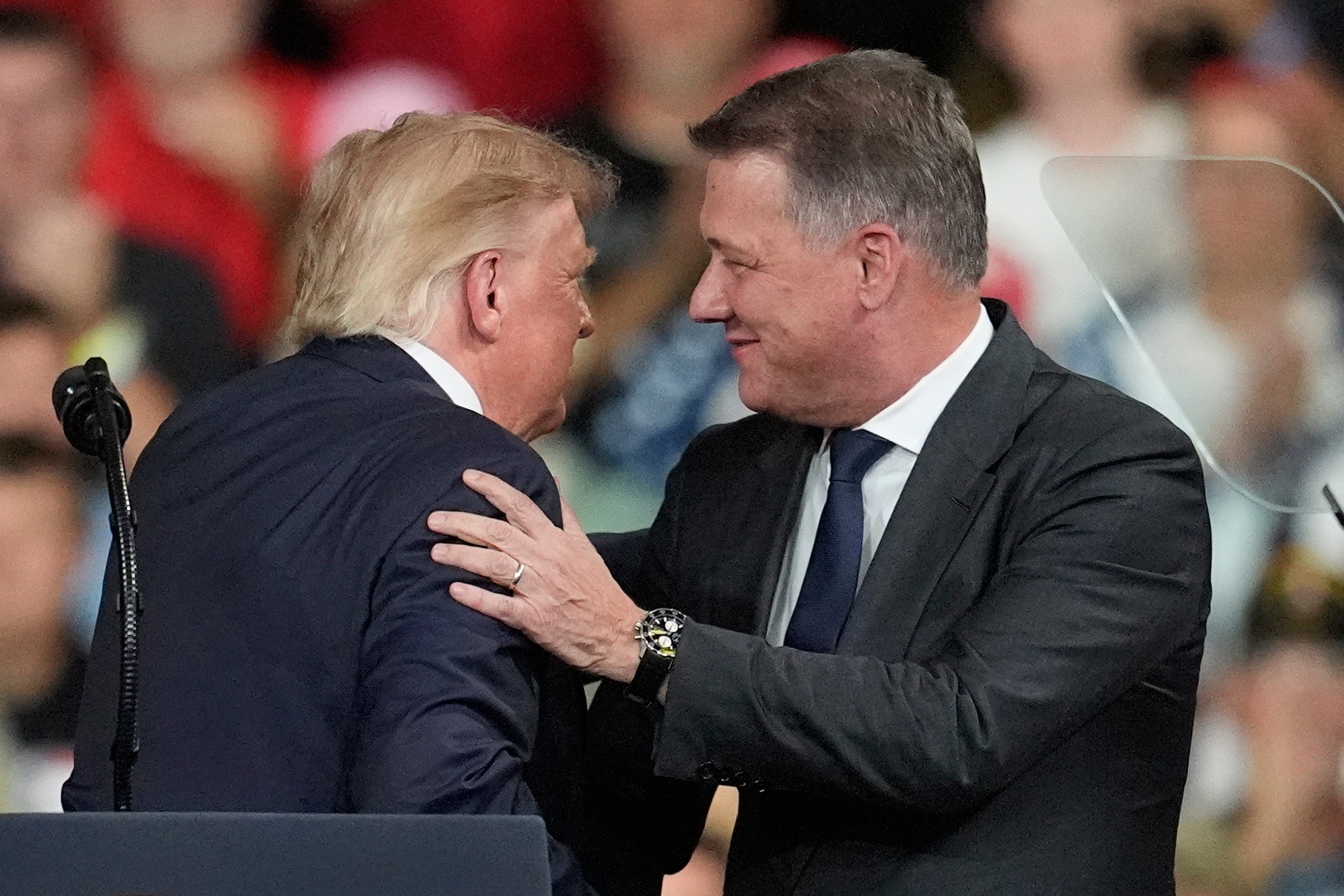 O presidente da Audi, Gernot Doellner, está sob forte pressão após aparecer ao lado de Donald Trump em um comício eleitoral na Geórgia, onde o ex-presidente anunciou uma fábrica de US$ 4 bilhões da montadora. A proximidade das eleições de meio de mandato gerou acusações de que o executivo violou o código de conduta da própria empresa, que exige neutralidade política nos três meses anteriores ao pleito.

O sindicato alemão IG Metall classificou a aparição como profundamente constrangedora e politicamente inaceitável, enquanto autoridades estaduais criticaram o uso de um evento de campanha para anunciar um investimento desse porte. O episódio escancara como o poder corporativo pode ser instrumentalizado pela extrema-direita, e por que trabalhadores e eleitores precisam reagir a líderes que colocam lucro e proximidade com o poder acima da democracia.