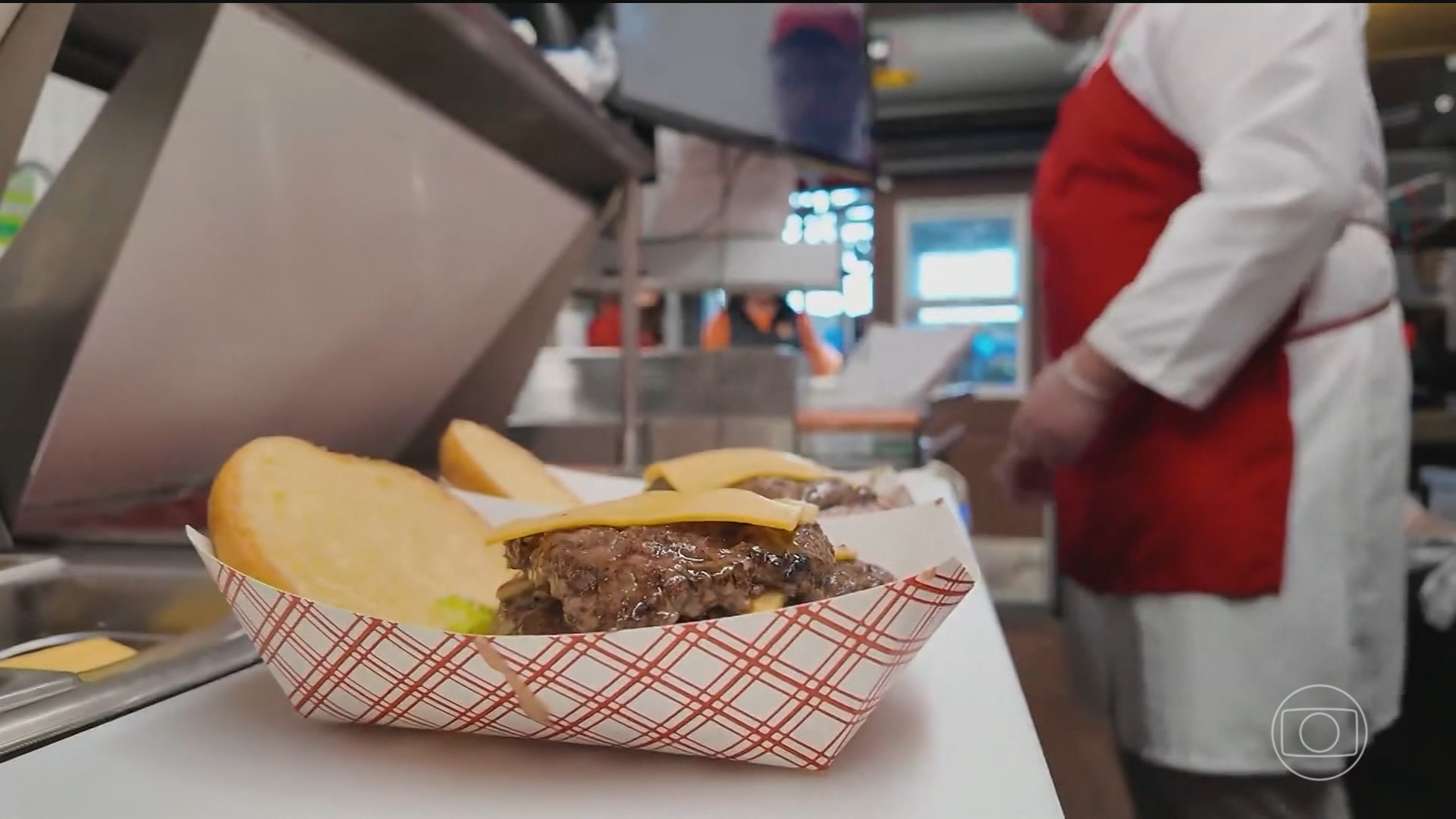 A poucos dias das eleições de meio de mandato nos EUA, o preço da carne bovina e do diesel saiu do supermercado e virou centro da disputa pelo Congresso. Republicanos transformam veganismo e consumo de carne em teste de lealdade cultural, enquanto democratas tentam manter o foco no custo de vida e no aperto das famílias trabalhadoras.

No Texas e no Colorado, cenas de campanha com churrasco e tacos mostram como a comida virou moeda de identidade política. O ponto central segue sendo a inflação, distorcida por uma onda conservadora que prefere o teatro cultural à discussão sobre salários, preços e poder de compra.