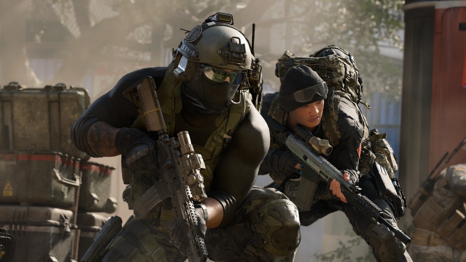 A Activision e a Infinity Ward confirmaram o retorno do DMZ, e desta vez o modo chega como uma experiência completa, não mais como um protótipo. Quem fizer a pré-venda de Modern Warfare 4 ganha acesso antecipado à campanha em 16 de outubro e ao DMZ em 20 de outubro, antes do lançamento oficial em 23 de outubro para PC, PlayStation 5, Xbox Series X/S e Nintendo Switch 2.

O estúdio chama o novo formato de experiência definitiva de extraction shooter, com progressão persistente na zona de exclusão de Hajin. É uma segunda tentativa ousada depois que o suporte ao DMZ original foi encerrado no fim de 2023, um lembrete de como as publishers abandonam modos inteiros assim que os números caem.

O trailer já está no ar e a expectativa é enorme. A dúvida é se o público recebe um modo feito para durar ou mais um ciclo de serviço ao vivo desenhado em torno de pré-vendas e passes de batalha. De qualquer forma, outubro promete.