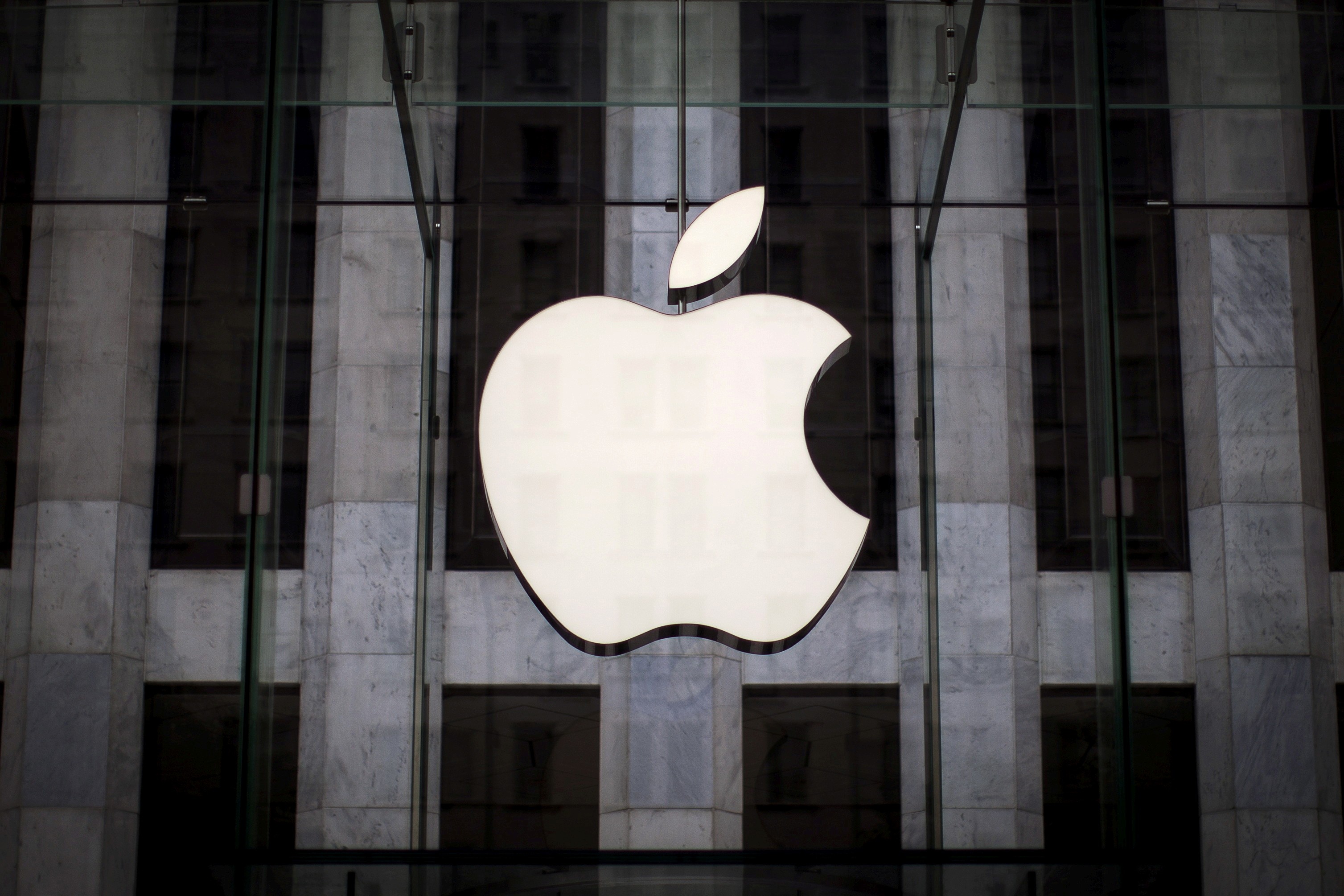 A espera está quase no fim. A Apple deve subir ao palco nesta quarta-feira para apresentar o seu primeiro iPhone dobrável, entrando de vez na revolução das telas flexíveis iniciada pela Samsung em 2019. As informações indicam que o aparelho terá o tamanho de um passaporte quando fechado e, ao ser aberto, mostrará uma tela do tamanho de um tablet, levando a experiência de produtividade do iPad diretamente para o iPhone.

De acordo com analistas, o evento também pode apresentar uma nova geração da linha do iPhone, tornando este um dos anúncios mais importantes da Apple nos últimos anos. O modelo dobrável deve chegar por um valor estimado em mais de US$ 2.000, um preço alto até para o público premium da marca. Se os rumores se confirmarem, a Apple vai deixar de observar de longe o mercado de dobráveis e tentar redefini-lo com a sua assinatura de inovação.