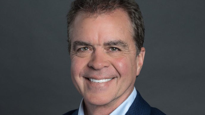 O mercado de games vive mais uma virada gigantesca: Brian Ward deixou o cargo de CEO da Savvy Games Group, a gigante de capital saudita por trás de algumas das maiores aquisições da indústria. A saída acontece pouco depois da conclusão da compra da Electronic Arts por US$ 55 bilhões por um consórcio liderado pelo PIF, o fundo soberano da Arábia Saudita.

Quem assume como CEO interino é Turqi Alnowaiser, vice-governador do PIF. A Savvy já tinha comprado a Scopely por US$ 4,9 bilhões e a Moonton em uma negociação bilionária com a Bytedance. Com tanto dinheiro concentrado nas mãos de um fundo soberano, a preocupação vai além das cadeiras de diretoria: a liberdade criativa e o bem-estar de quem faz os jogos ficam cada vez mais vulneráveis.