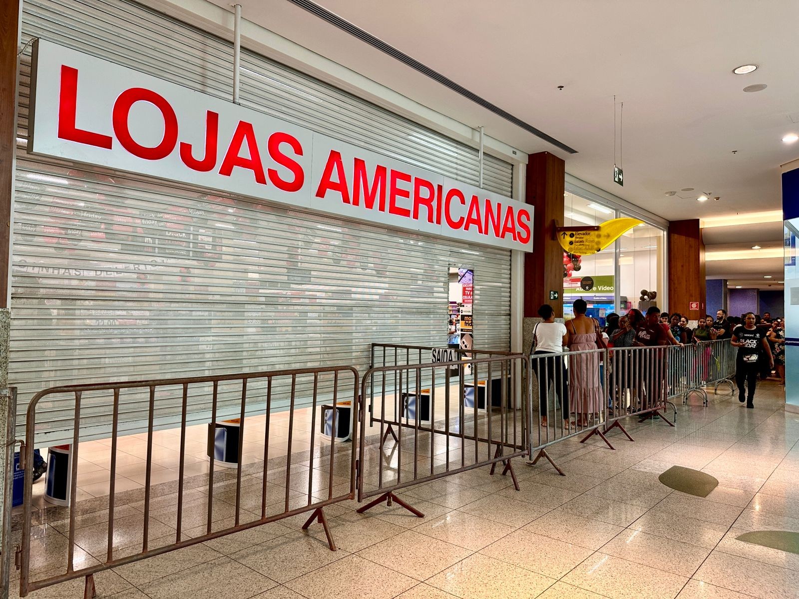 A Americanas registrou prejuízo líquido de R$ 274 milhões no segundo trimestre, quase o triplo das perdas de R$ 98 milhões registradas um ano antes. A varejista afirma que entrou em um novo ciclo estratégico com foco em disciplina financeira, mas a receita caiu 1,7% e o Ebitda despencou 51,5%.

O resultado mostra o tamanho do desafio depois do escândalo contábil estimado inicialmente em R$ 20 bilhões, que levou à maior recuperação judicial do Brasil. A empresa encerrou o processo em 2026, mas a retomada operacional ainda é uma escalada difícil.