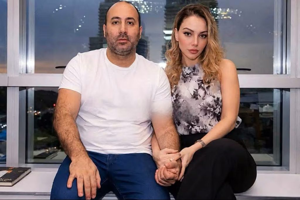 O estrategista de extrema direita Fernando Cerimedo, conhecido por ajudar Javier Milei a vencer a eleição na Argentina, foi preso na Bolívia por suposta tentativa de feminicídio. Ele foi detido no aeroporto internacional de Viru Viru, em Santa Cruz de la Sierra, quando tentava embarcar para Buenos Aires, depois que a ex-companheira dele, a advogada e analista política Nadia Beller, foi baleada três vezes em frente a um hotel. Ela sobreviveu e segue sob cuidados médicos.

O Ministério Público boliviano formalizou a acusação contra Cerimedo, que já havia sido denunciado por Beller por violência de gênero. Câmeras de segurança flagraram dois homens vestidos como entregadores fugindo de moto após o ataque. As autoridades investigam ainda se o crime tem relação com informações que Beller dizia ter sobre corrupção envolvendo o governo boliviano. Cerimedo nega as acusações e ficou em silêncio.

Mais um escândalo explodindo perto de Milei: o caso já é um terremoto político na América Latina.