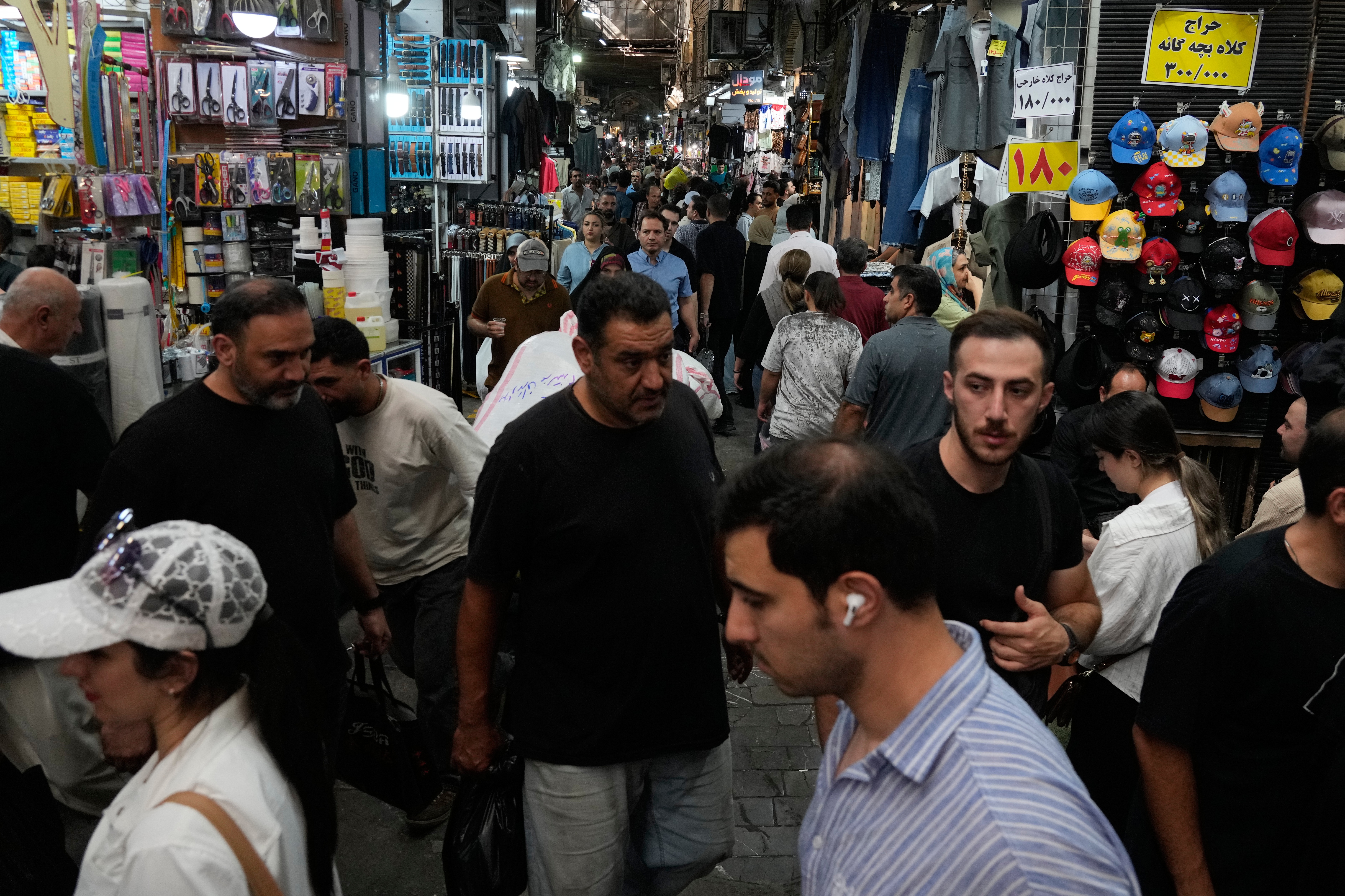 O governo Trump declarou uma 'guerra econômica' contra o Irã, e são as famílias comuns que estão pagando o preço. Com a inflação projetada para quase 70% e os preços dos alimentos disparando, muitos iranianos já cortaram frutas, proteínas e até o lazer para tentar sobreviver.

As sanções e o bloqueio naval dos EUA derrubaram as exportações de petróleo, aumentaram o desemprego e reduziram salários pela metade. Enquanto Teerã afirma que resistirá, quem sofre na prática é a população civil. Guerra econômica não é um conceito abstrato: é comida faltando na mesa, remédio mais caro e esperança que se esvai.