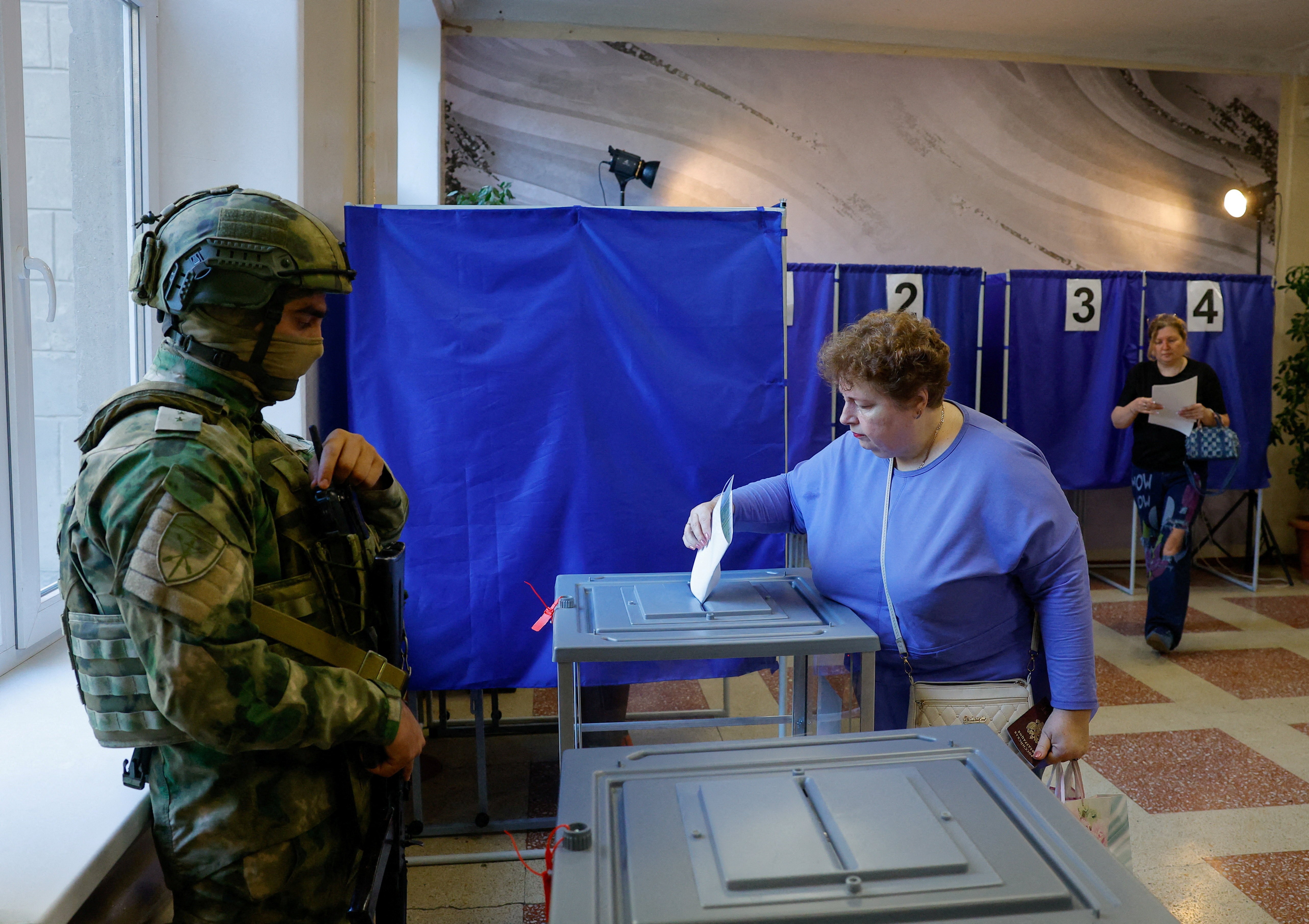 As eleições legislativas da Rússia estão acontecendo sob intenso fogo cibernético. O sistema de votação online de Moscou sofreu um forte ataque durante a noite, e as autoridades admitem que tentativas de sabotar as linhas de comunicação no extremo leste do país continuam em curso ao longo de três dias tensos de votação.

Estas são as primeiras eleições russas desde a invasão da Ucrânia, em 2022. Cidadãos em territórios ocupados são levados às urnas sob a vigilância de soldados armados, drones ucranianos foram lançados contra a região de Moscou no primeiro dia, e o Yabloko, único partido que pede o fim da guerra, foi excluído da disputa enquanto um de seus líderes foi preso.

O Kremlin espera mais uma vitória fácil do Rússia Unida, mas essa votação é, na prática, um referendo sobre uma guerra cujas consequências os russos comuns sentiram mais forte do que nunca neste ano. O resultado está sendo encenado sob vigilância, e o mundo não pode confundir isso com democracia de verdade.