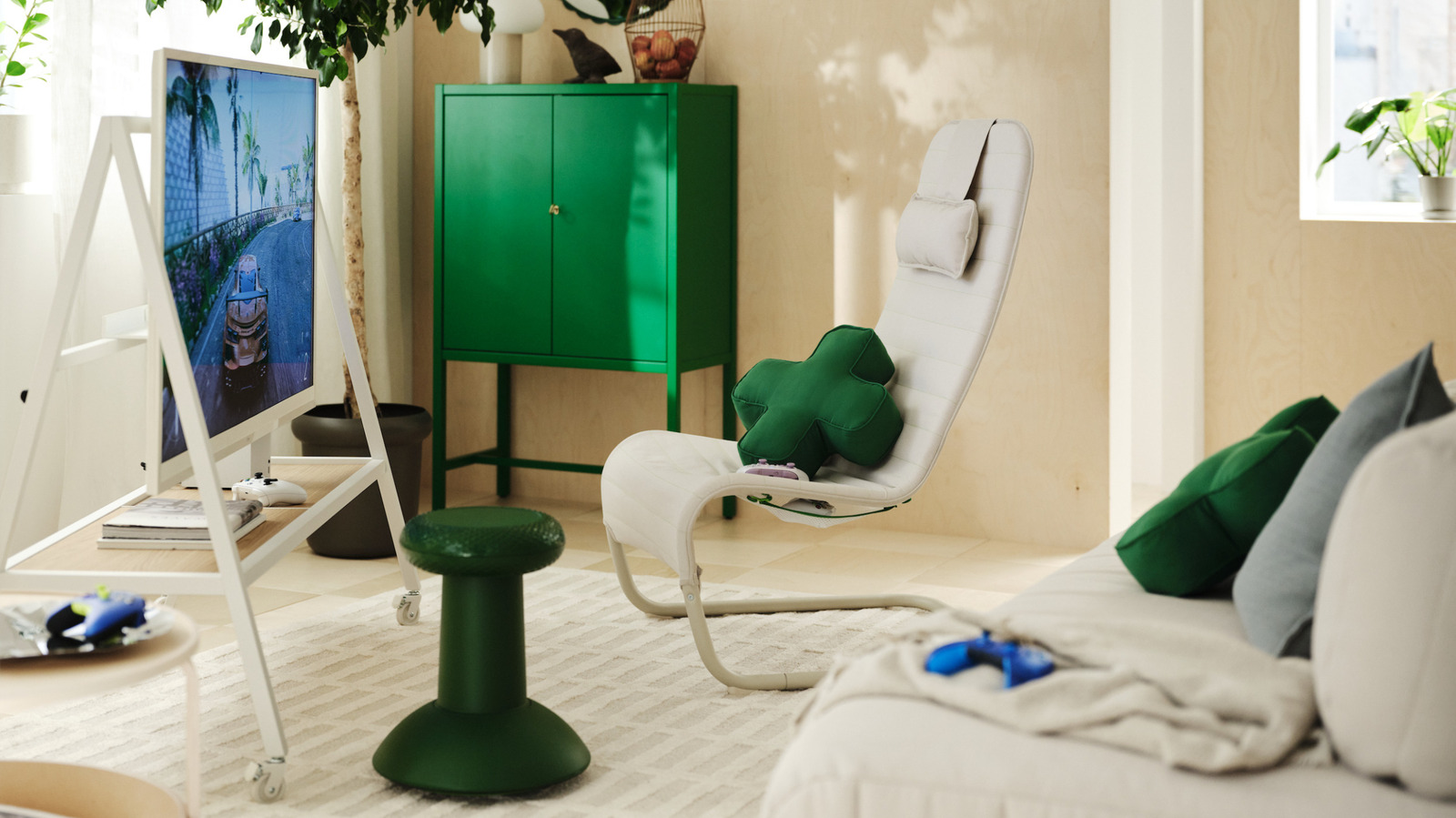 A Microsoft e a IKEA finalmente revelaram a coleção completa YXSTABY na Gamescom, trazendo um toque divertido da Xbox para os móveis de casa. Do apoio de almofada em formato de D-pad e displays para controles ao banco de manche analógica que inclina com você enquanto joga, a linha está cheia de detalhes surpreendentes para gamers.

Com 12 peças funcionais, como um suporte de TV com rodinhas, uma caixa organizadora que também vira suporte para notebook e uma mesa lateral minimalista, a coleção foi pensada para resolver desafios do dia a dia nos jogos em casa, mantendo o visual escandinavo com o DNA da Xbox.

A coleção YXSTABY chega aos EUA em 30 de setembro, com preços a partir de US$ 2,50 e indo até US$ 180 na mesa lateral. É um jeito divertido e estiloso de elevar qualquer setup gamer.