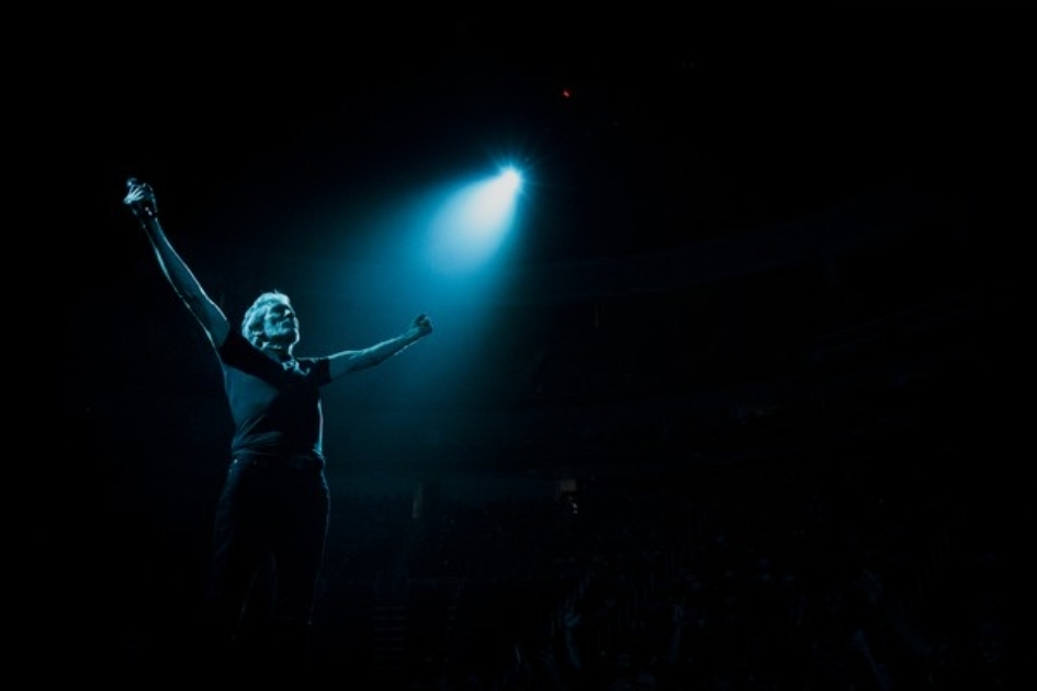 O lendário Roger Waters, fundador do Pink Floyd, celebra 83 anos no centro de uma nova polêmica política. O músico foi anunciado como produtor executivo de Freedom Theater, documentário que acompanha a luta de um teatro para sobreviver dentro de um campo de refugiados palestinos.

A novidade provocou um ataque público agressivo de Sharon Osbourne, reacendendo a rivalidade que só cresce nos últimos meses. Waters segue como uma das vozes mais ativas da música contra a injustiça, usando sua plataforma para dar visibilidade às histórias palestinas em meio à pressão para silenciá-lo.

Mais do que uma data de aniversário, este momento reforça o papel de Waters como artista que não se cala diante do genocídio e do imperialismo, mantendo a arte como ferramenta de resistência e defesa dos direitos humanos.