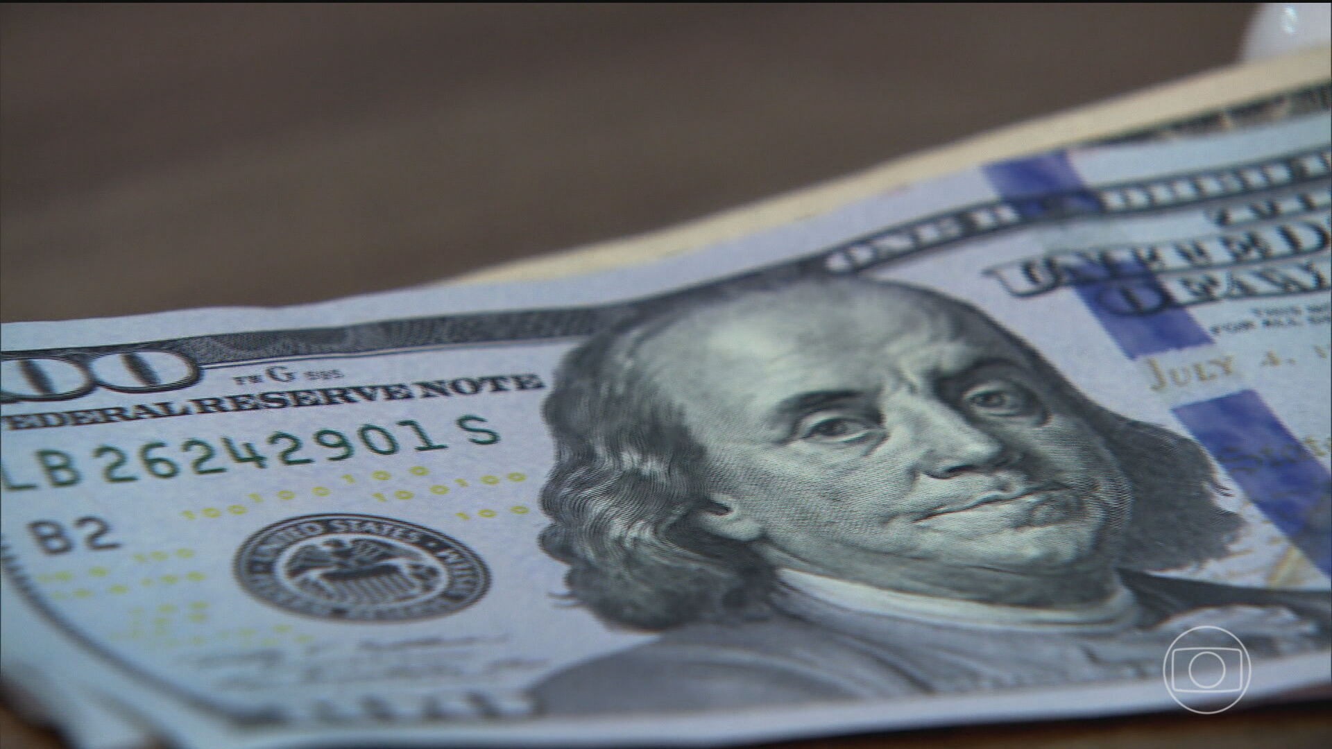 O dólar abriu em alta e o mercado brasileiro vive um dia de nervosismo, dividido entre a queda do petróleo e uma corrida eleitoral que ficou muito mais apertada. A primeira pesquisa Datafolha do segundo turno mostra Flávio Bolsonaro com 49% contra 45% de Lula, um cenário que o próprio instituto classifica como empate técnico no limite da margem de erro.

Mas os números contam uma história bem mais complexa: a aprovação do governo Lula está em 48%, a reprovação em 49%, a economia deve desacelerar e a inflação projetada para 2026 subiu para 5,22%. Ou seja, a extrema-direita pode até comemorar cedo, mas a disputa pelo futuro do Brasil, dos trabalhadores e da democracia está longe de terminar.

No exterior, o petróleo recuou após sinais de trégua e as bolsas asiáticas oscilaram forte. Agora, todas as atenções se voltam para as próximas pesquisas e para um Banco Central dividido entre cortar juros e segurar a inflação.
