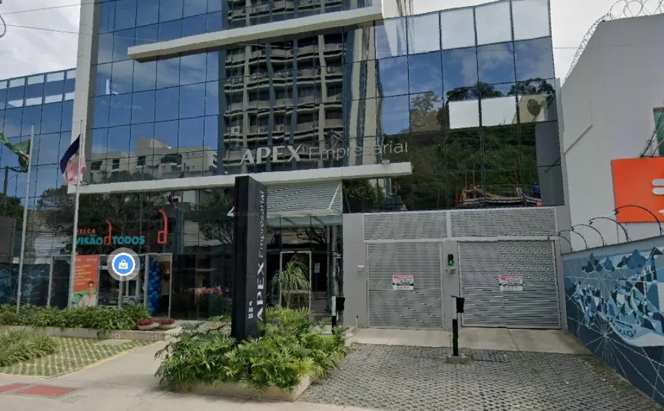 A plataforma de investimentos Apex Partners está no centro de uma crise com a descoberta de um rombo financeiro estimado em R$ 500 milhões, afastamento de executivos e forte pressão judicial. O BTG Pactual suspendeu saques de um fundo afetado, e a empresa demitiu cerca de 80% do quadro enquanto uma auditoria independente tenta medir o estrago real.

Embora cerca de R$ 9 bilhões em ativos custodiados no banco estejam supostamente protegidos, veículos geridos internamente correm risco, com projeções de passivo que podem chegar a R$ 1,4 bilhão. O escândalo abala o mercado e acende um alerta enorme sobre transparência e segurança para investidores.