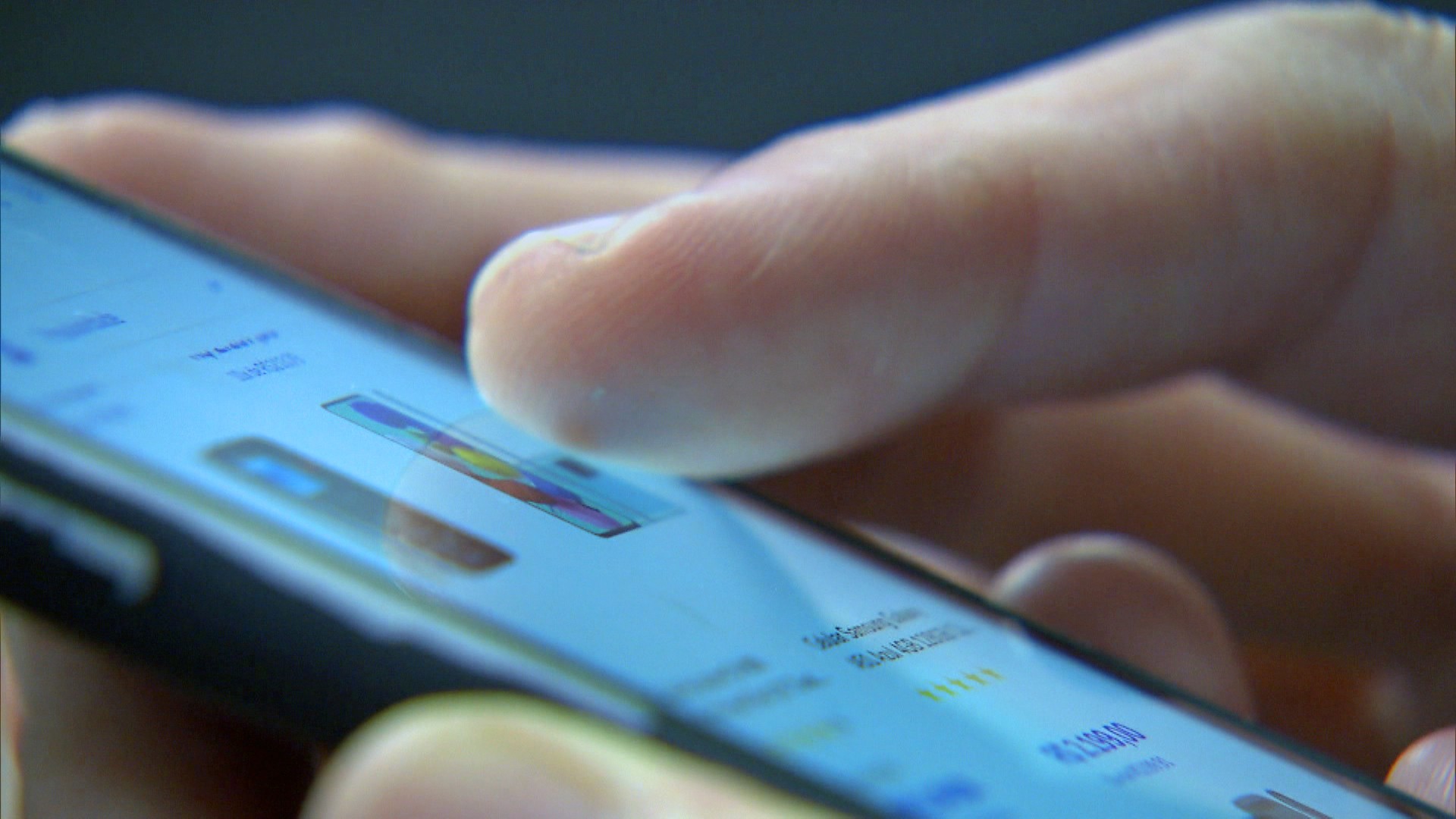 Os maiores bancos do mundo estão ligando o alerta: os agentes de IA que já fazem compras online por milhões de pessoas abrem uma nova e perigosa fronteira para golpes, fraudes e vazamento de dados. Em relatório recém-divulgado, gigantes como Bank of America, NatWest, ING, Capital One e Commonwealth Bank afirmam que a tecnologia avança mais rápido do que as regras criadas para proteger o consumidor.

Os riscos são concretos. Um agente de IA pode escolher o produto errado, estourar o seu orçamento, entregar os dados do seu cartão a um site suspeito ou empurrar você para uma forma de pagamento sem proteção alguma. Como essas ferramentas precisam acessar informações pessoais e financeiras, a privacidade vira campo de batalha, e ninguém sabe ao certo quem deve responder quando a compra dá errado.

Os bancos querem regras claras antes que isso vire padrão: avisar sempre que uma IA estiver por trás da transação, dar transparência sobre os critérios de decisão, reforçar a proteção de dados e garantir ao cliente o direito de escolher em quais sistemas confiar. E a tendência já chegou: em uma grande varejista, as buscas feitas por agentes de IA saltaram de 0,3 por cento para 2,5 por cento em apenas um ano.
