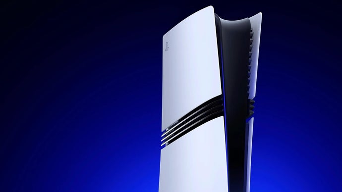 A Sony está lançando um sistema de loteria para o PS5 Pro em sua loja online japonesa, uma medida para barrar cambistas enquanto a oferta segue muito abaixo da demanda. Para participar, é preciso ter uma conta Sony registrada no Japão com mais de 60 horas de jogo nos últimos dois anos, uma barreira inteligente contra revendedores.

As inscrições vão até 7 de outubro, os vencedores são avisados em 26 de outubro, e só eles têm o privilégio de pagar ¥137.980, cerca de 876 dólares, pelo console. Quem perder a janela de uma semana para pagar devolve o aparelho ao sorteio para outra pessoa levar.

O ponto central é por que o estoque está tão escasso: o boom dos datacenters de IA está inflando os preços de hardware e apertando a oferta para o consumidor, deixando os jogadores disputando migalhas. Sortear consoles pode aliviar o estresse, mas não conserta um mercado em que a corrida corporativa pelo lucro empurra o preço de jogar para fora do alcance.