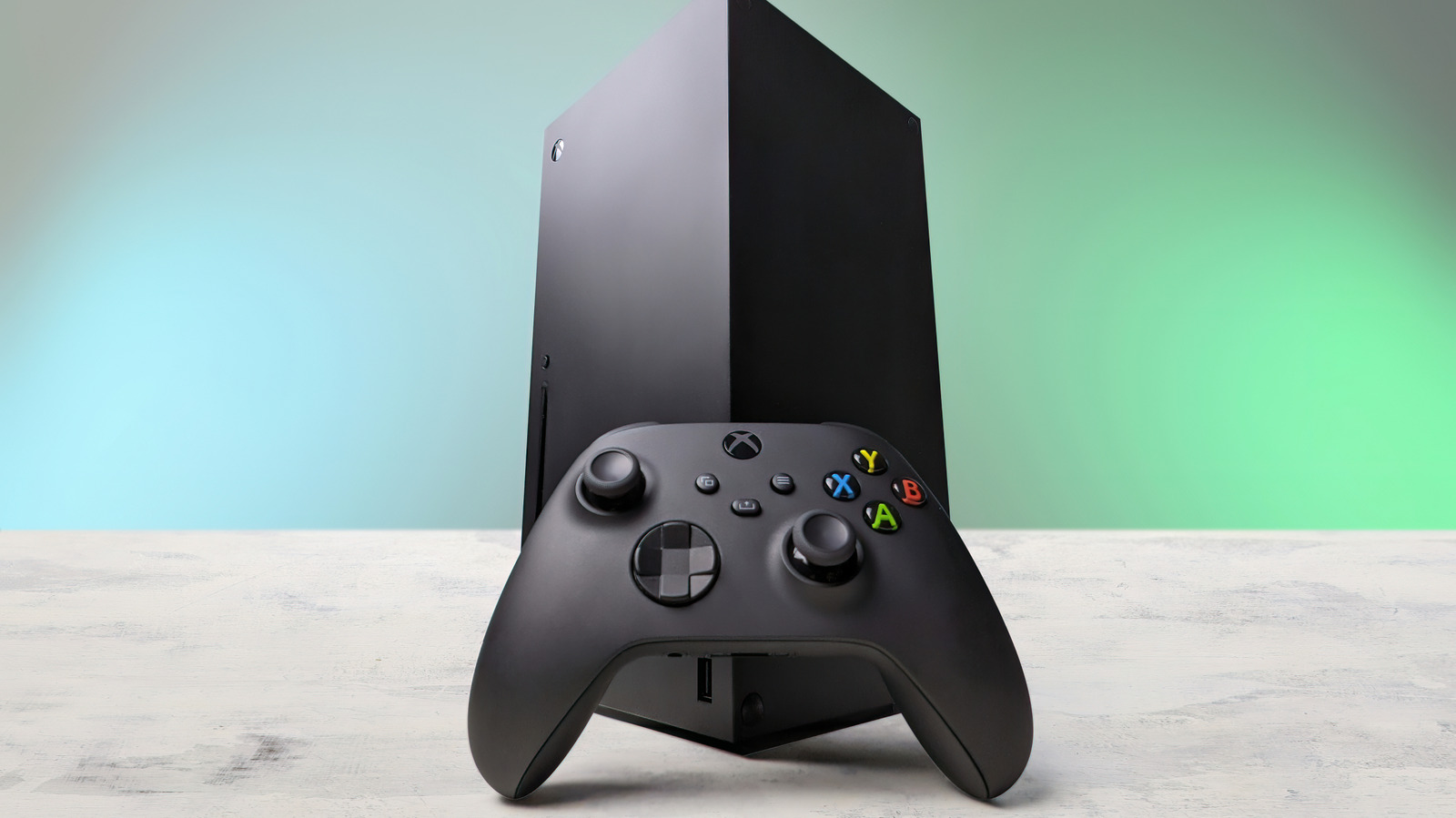 O Xbox Series X agora custa US$ 799,99, mas montar um PC gamer equivalente com peças novas ainda sai por volta de US$ 1.200 depois de incluir Windows e um controle. Mesmo uma montagem com peças usadas pode passar de US$ 900, o que transforma os aumentos repetidos da Microsoft em um aperto no bolso de quem joga.

A conta é dura: memória e armazenamento ficaram mais caros, as GPUs seguem pesadas no orçamento e a tal crise de componentes vira justificativa para mais um reajuste. Um console de seis anos não deveria custar tão caro, e os jogadores não podem ser obrigados a bancar preço premium enquanto as margens corporativas vêm primeiro. Comprar usado com cautela ajuda, mas o recado é claro: é preciso preço justo e hardware que respeite o orçamento de quem joga.