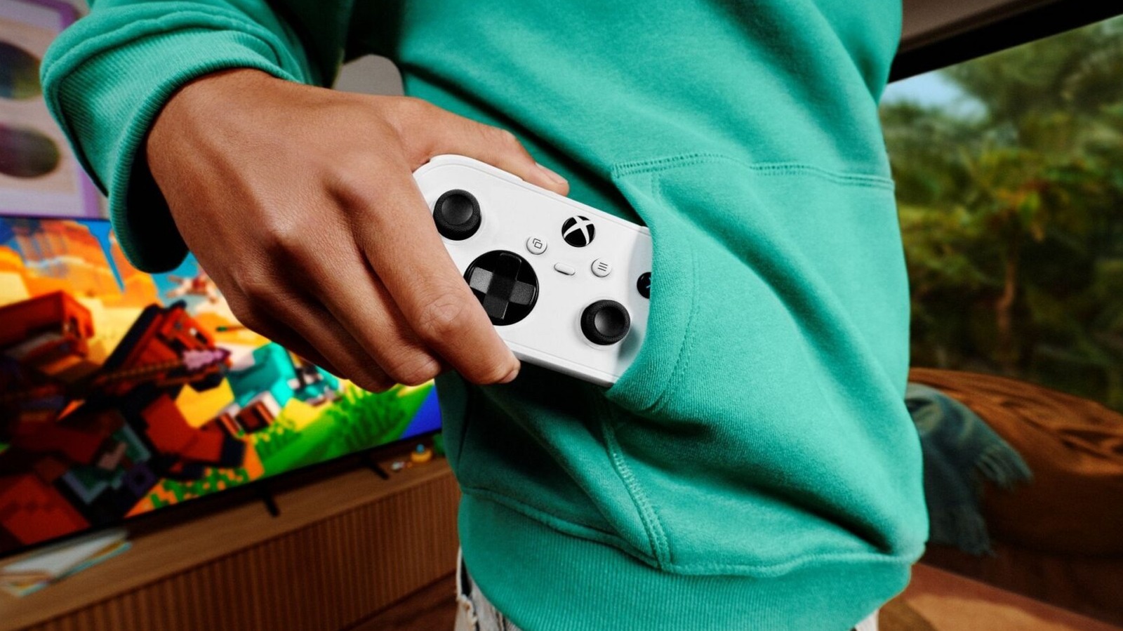 A Xbox acaba de revelar o Nano Controller, o menor controle já lançado pela marca. Com pouco mais de cinco polegadas e 3,5 onças, ele traz o layout completo dos controles Xbox em um corpo compacto, pensado para jogadores mais jovens e para quem tem mãos menores, com bateria recarregável e um botão de ação reprogramável.

O suporte a Bluetooth garante compatibilidade com consoles Xbox, PCs, iOS, Android e algumas smart TVs, e a Samsung está oferecendo dois meses de Game Pass Ultimate para novos assinantes em compras selecionadas de TVs nos EUA. As pré-vendas já estão abertas por US$ 50, com envio nos EUA em 4 de novembro e chegada a mais 35 países na sequência.

Mas fica o alerta: a Xbox também vai limitar o cloud gaming no próximo mês, restringindo o streaming a 15 horas a menos que você compre créditos extras. Encolher controles é divertido, mas encolher o acesso aos jogos que já pagamos é o tipo de aperto movido a lucro que essa indústria insiste em empurrar, e isso merece resistência.