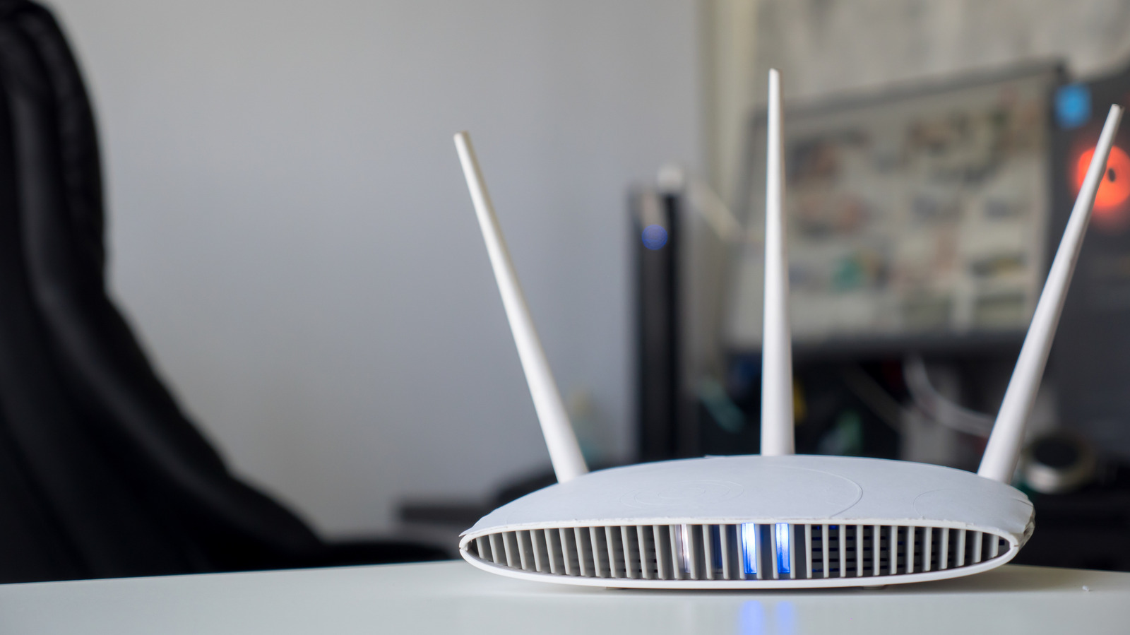 Seu roteador Netgear está tentando dizer algo, e as luzes piscando são a chave. De energia e status da internet às bandas de Wi-Fi, portas USB, velocidades Ethernet e WPS, cada indicador tem um significado específico que ajuda a solucionar problemas mais rápido e manter a rede saudável.

Em vez de adivinhar quando uma luz fica âmbar ou começa a piscar, use este guia para decifrar os sinais rapidamente. É uma forma simples de identificar problemas de conexão, confirmar atualizações de firmware e entender o que o roteador está fazendo nos bastidores.