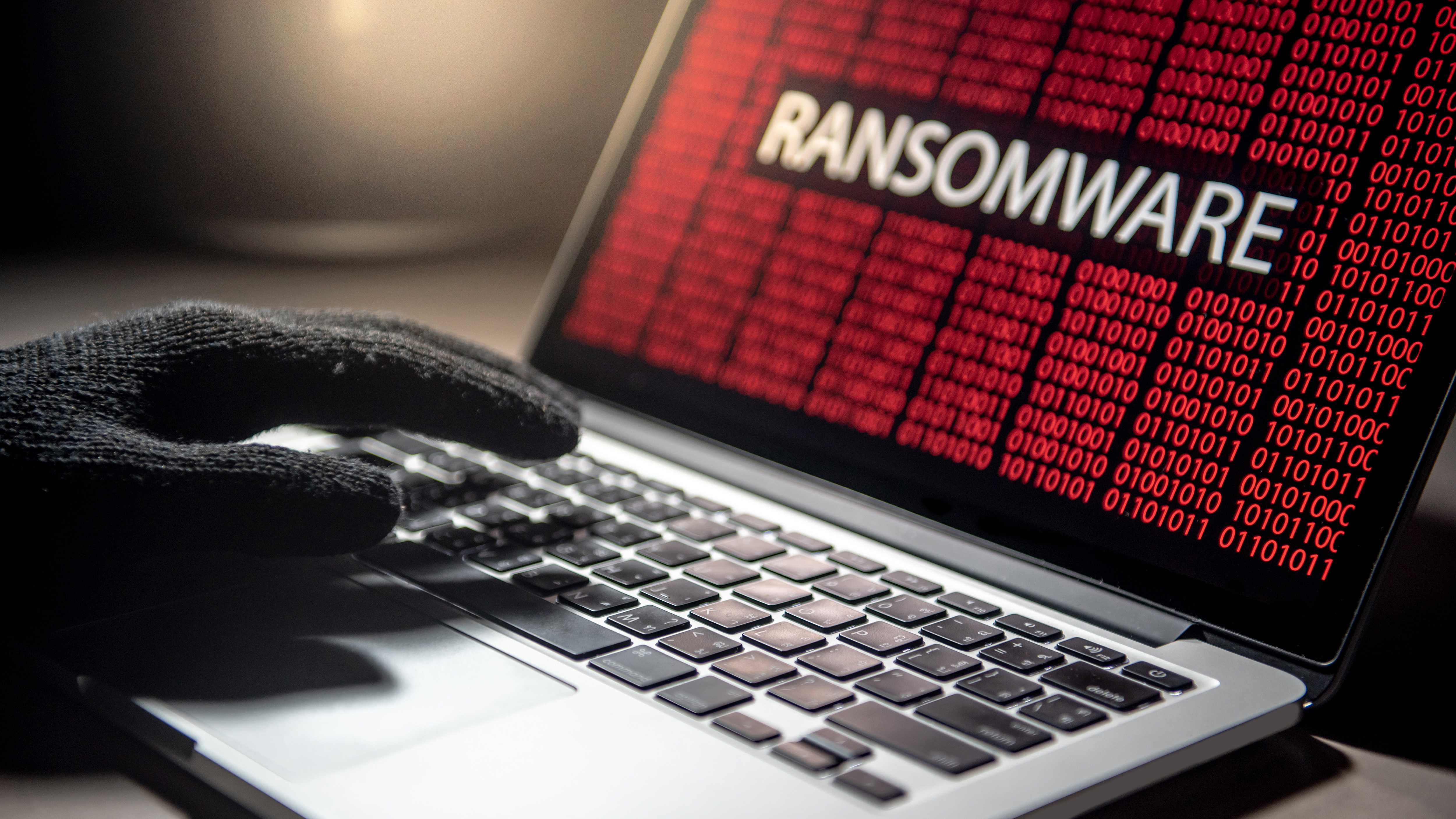 Uma empresa de recuperação de ransomware está sendo processada por fraude eletrônica em um tribunal de Nova York depois de supostamente vender um serviço de descriptografia que nunca existiu. Segundo a acusação, a companhia prometia liberar arquivos criptografados sem pagar aos criminosos, mas na verdade quitava o resgate por conta própria e embolsava a diferença.

O valor pago aos atacantes costumava ser irrisório perto do que era cobrado das vítimas. Em um dos casos, um pagamento de apenas 8.200 dólares aos hackers veio acompanhado de uma fatura de 150.000 dólares para o cliente, transformando o resgate em uma segunda rodada de exploração.

Especialistas alertam que esse golpe faz parte de um ecossistema maior de falsos negociadores, supostas autoridades e empresas de recuperação duvidosas que atacam companhias já desesperadas para reaver seus dados. A lição é direta: investigue seus parceiros de resposta a incidentes antes de sofrer um ataque, não depois.
