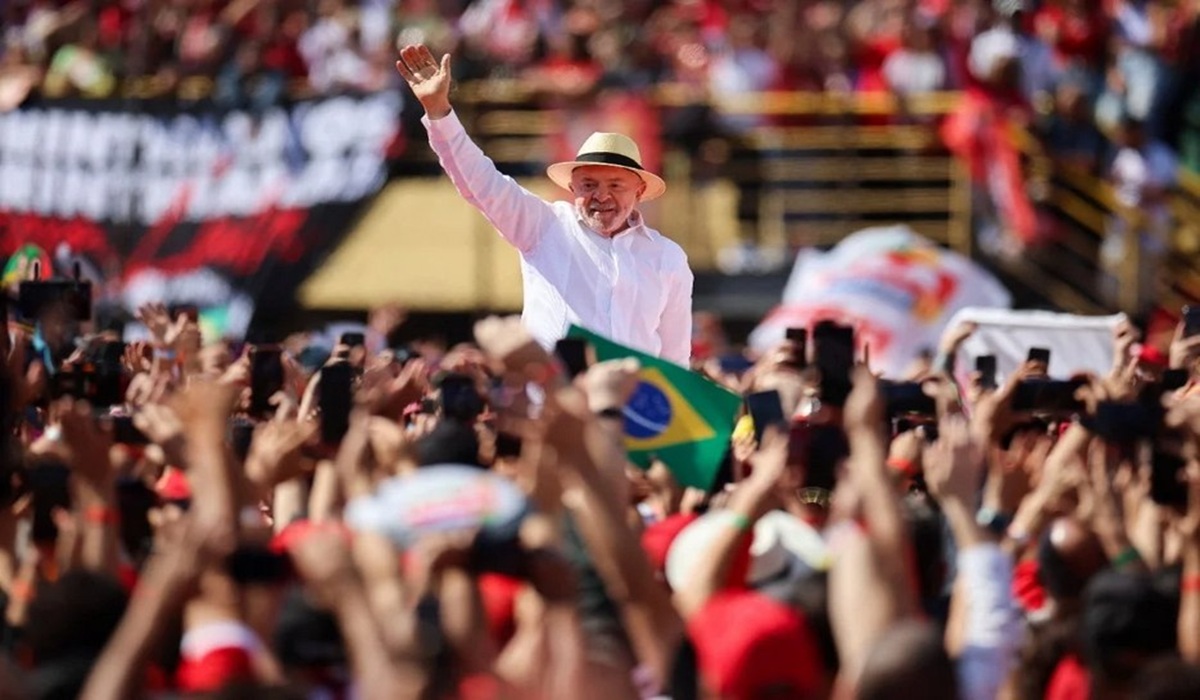 Faltam apenas seis semanas para o primeiro turno e o Brasil vive um dos momentos políticos mais perigosos da história recente. A polarização entre Lula e Flávio Bolsonaro coloca a democracia em alerta, com a extrema direita cada vez mais perto do Planalto. Em vez de apresentar soluções concretas para a maioria da população, a campanha de Lula insiste na mesma agenda de austeridade que precariza serviços públicos e favorece o topo da pirâmide da desigualdade.

Especialistas e setores progressistas alertam: repetir números de PIB e discursos vazios sobre emprego não convence os cerca de 10% de eleitores indecisos. O que o Brasil precisa é de um rompimento claro com a austeridade fiscal, garantias para saúde e educação e medidas reais para socorrer as famílias endividadas. Defender a democracia exige mais do que ser 'o menos pior' — exige um projeto que transforme a vida das pessoas.