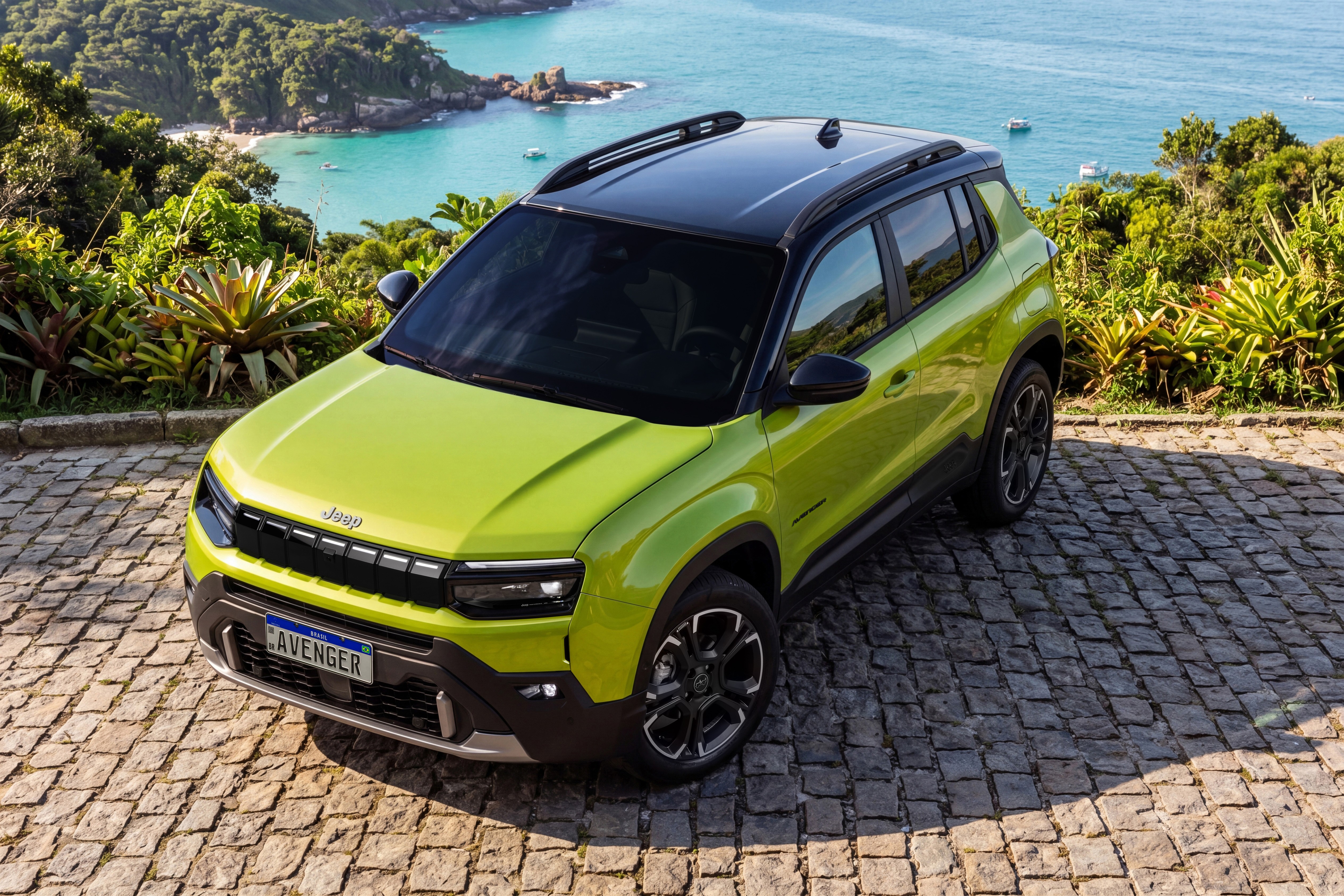 A espera acabou. A Jeep lançou oficialmente o Avenger no Brasil, e ele chega com tudo para brigar pelo segmento de SUVs compactos. Produzido em Porto Real (RJ), é o primeiro híbrido MHEV da fábrica, combinando motor 1.0 turbo com sistema híbrido leve que entrega cerca de 125 cv e 20,4 kgfm de torque.

Por dentro, o Avenger eleva o jogo tecnológico com assistente de voz integrado ao ChatGPT, desenvolvido em parceria com a OpenAI. O design preserva o DNA Jeep com as sete fendas iluminadas, lanternas em X e cabine pensada para ergonomia e conforto. Com estilo marcante e eficiência híbrida, o lançamento promete agitar o mercado.