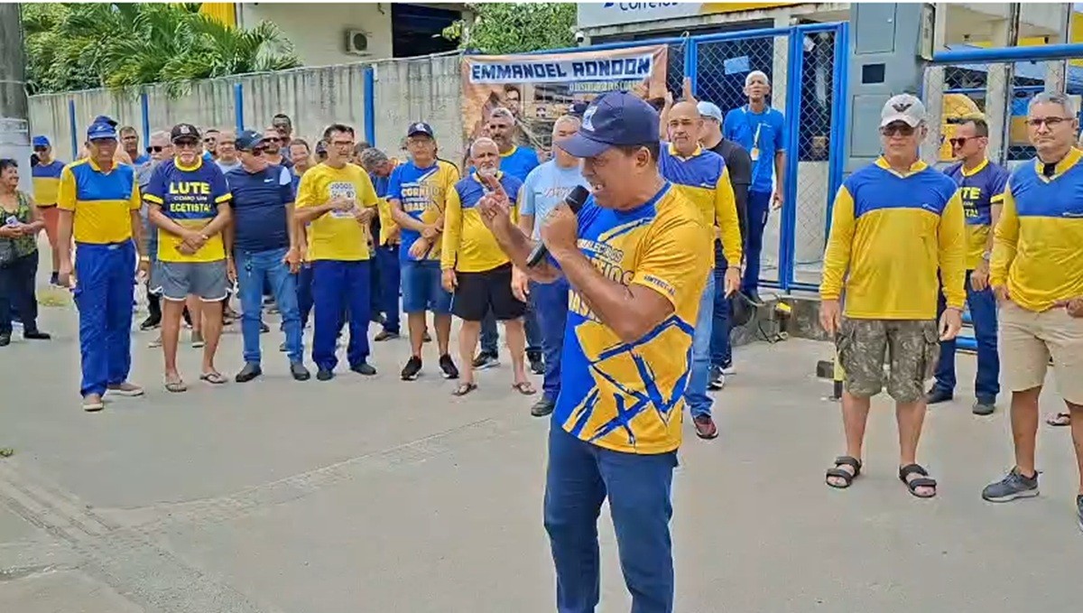 A greve dos trabalhadores dos Correios segue firme depois que o Tribunal Superior do Trabalho (TST) suspendeu o julgamento sobre a paralisação. As federações ganharam 48 horas para analisar documentos apresentados de última hora, e a sessão será retomada na quinta-feira.

O principal impasse é o plano de saúde. Mais de 170 mil pessoas entre trabalhadores, aposentados e dependentes defendem a manutenção do modelo atual, em que os Correios atuam como mantenedores do benefício, e alertam que a mudança pesaria no bolso das famílias.

Segundo a FINDECT, as demais cláusulas do acordo coletivo já estão praticamente acertadas, e o plano de saúde é o único ponto que trava a assinatura. Até haver entendimento, a orientação é manter a greve e a pressão.
