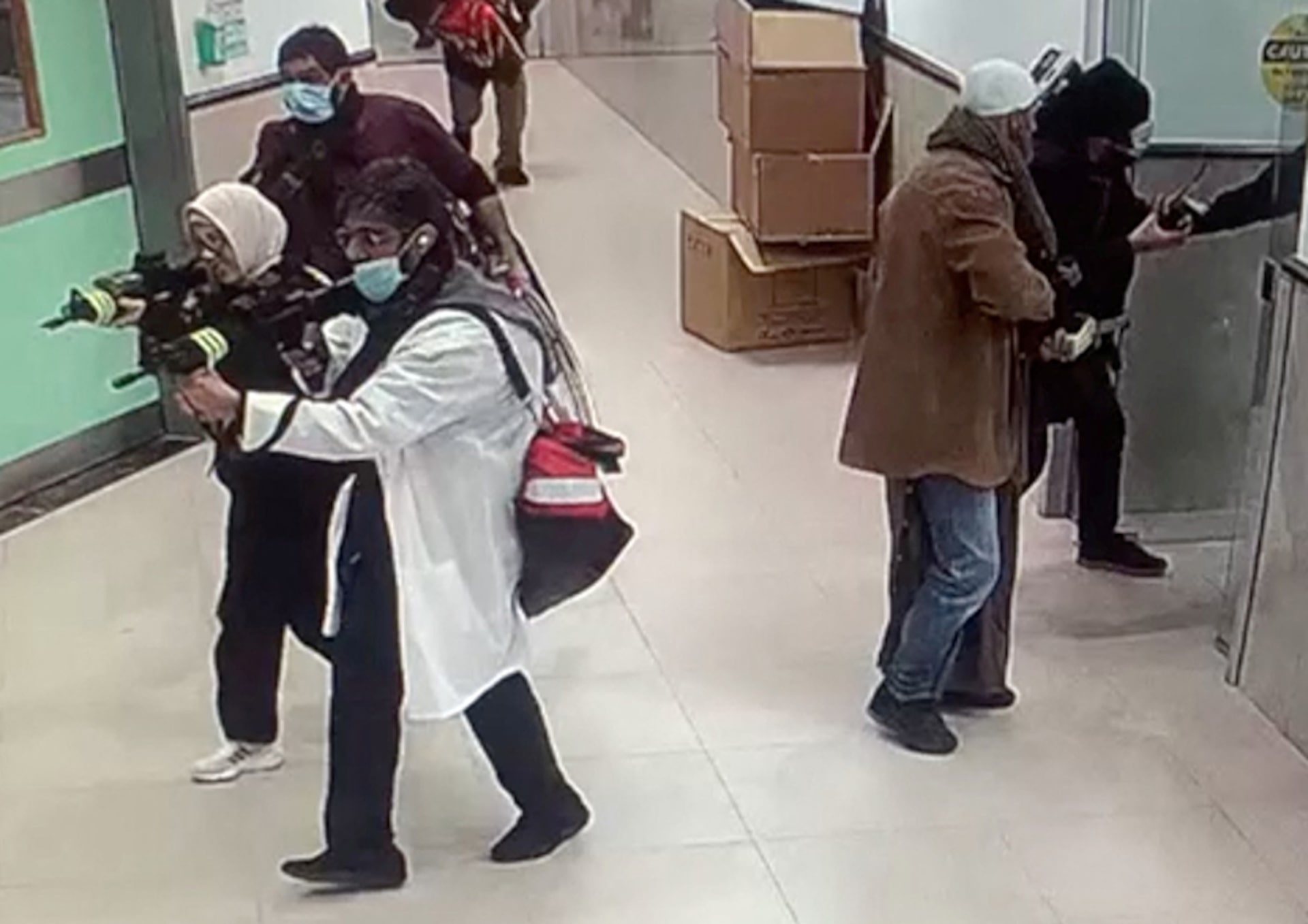 Novas imagens de vigilância estão chocando o mundo: forças encobertas de Israel—disfarçadas de médicos e civis—invadiram o hospital Ibn Sina, em Jenin, com rifles em punho. A operação dramática terminou com três membros de grupos armados palestinos mortos, incluindo dois irmãos da Jihad Islâmica Palestina.

Os militares israelenses afirmam que os homens estavam escondidos no hospital e que um deles supostamente se preparava para um ataque. Mas as autoridades de saúde palestinas falam em 'novo massacre dentro de hospitais'. O Hamas diz que os combatentes foram 'executados', e o vídeo mostra agentes usando uma cadeira de rodas dobrada e uma cadeirinha de bebê como disfarce—um detalhe que está gerando indignação.

Com a guerra em Gaza ainda em andamento, essa invasão a um hospital está acirrando ainda mais as tensões na região. E a pergunta que fica é: operação secreta ou algo muito mais sombrio?