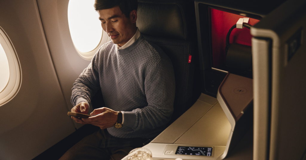A Delta está investindo mais de US$ 1 bilhão para reinventar a experiência da Delta One, sua classe executiva, começando pelos voos transoceânicos que partem de Los Angeles. A companhia aposta em gastronomia, vinhos, serviço e nos detalhes que fazem uma cabine premium parecer realmente premium.

O novo programa traz menus renovados, pratos regionais e um carrinho de sobremesas com opções aprimoradas, além de mais flexibilidade para pré-selecionar refeições. Segundo a Delta, mais de 200 comissários de bordo ajudaram a moldar a experiência ao longo de 14 meses de testes.