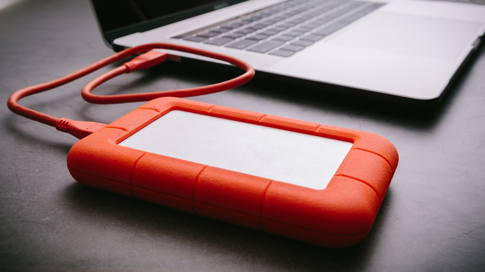 Seu novo drive de 1 TB aparecendo como apenas 931 GB não é golpe, mas é uma confusão enorme. Fabricantes costumam medir armazenamento em base decimal, enquanto o Windows conta em binário, e a diferença cresce rápido conforme a capacidade aumenta.

Sistemas operacionais e software pré-instalado também consomem espaço útil, e os datacenters de IA estão pressionando os preços dos drives enquanto Apple e Valve aumentam preços de produtos. Entender essa matemática ajuda a comprar melhor e evitar surpresas desagradáveis.