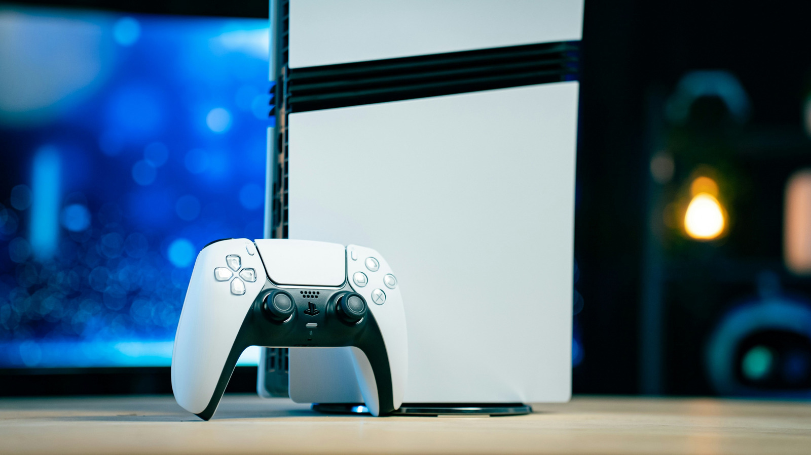 Um novo emulador caseiro chamado PS5SX2 está chamando atenção ao permitir que um PlayStation 5 desbloqueado rode discos de PS2 com upscaling para 4K, suporte a widescreen, patches de 60fps e até pacotes de texturas em HD. Para clássicos como God of War, Grand Theft Auto III e Metal Gear Solid 2, parece um sonho para quem se preocupa com preservação.

O problema é pesado: desbloquear significa ficar sem atualizações de firmware, sem PlayStation Network, sem PlayStation Store e sem acesso a lançamentos que exigem firmware recente, com Grand Theft Auto VI supostamente nessa lista. A Sony não precisa destruir a cena homebrew; basta tornar a punição alta o suficiente para que a maioria fique na linha.

Esse dilema pesa ainda mais em uma indústria marcada por demissões em massa, fechamento de estúdios e cortes corporativos implacáveis. Acesso ao legado e preservação criativa não deveriam parecer um pacto faustiano, e os jogadores merecem mais do que escolher entre clássicos antigos e o ecossistema moderno.