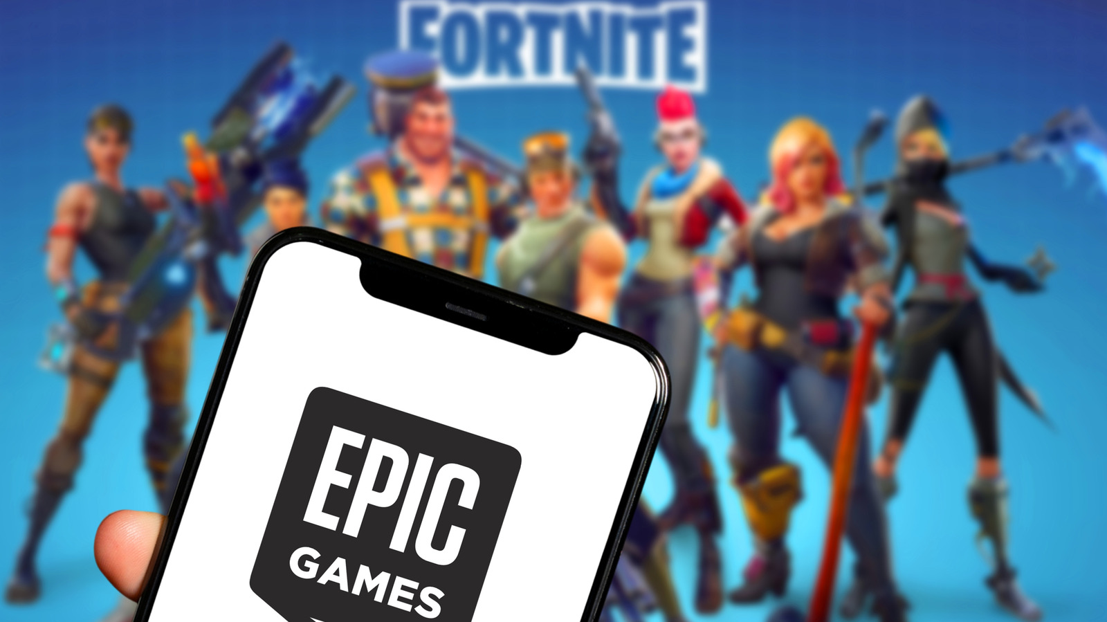 Fortnite está oficialmente de volta à App Store da Austrália, e desta vez a volta vem acompanhada de uma decisão judicial histórica que obriga a Apple a abrir o seu jardim murado. A corte determinou que o iOS aceite lojas de aplicativos de terceiros sem condições impostas e permita que desenvolvedores ofereçam sistemas de pagamento alternativos.

Na prática, a sentença atinge em cheio o manual que a Apple usa há anos: fim das taxas de Core Technology criadas para manter o controle, nada de atrito para jogadores que querem pagar fora da App Store e nenhuma barreira para desenvolvedores apontarem usuários para compras externas. A empresa também terá de arcar com 85 por cento dos custos legais da Epic e cumprir tudo até 1º de março de 2027.

Como era de se esperar, a Apple afirma discordar da decisão e vai pedir suspensão enquanto recorre. Para quem cria e joga, é uma vitória rara contra um modelo que transforma cada transação em pedágio. A batalha continua, mas a porta foi arrombada.