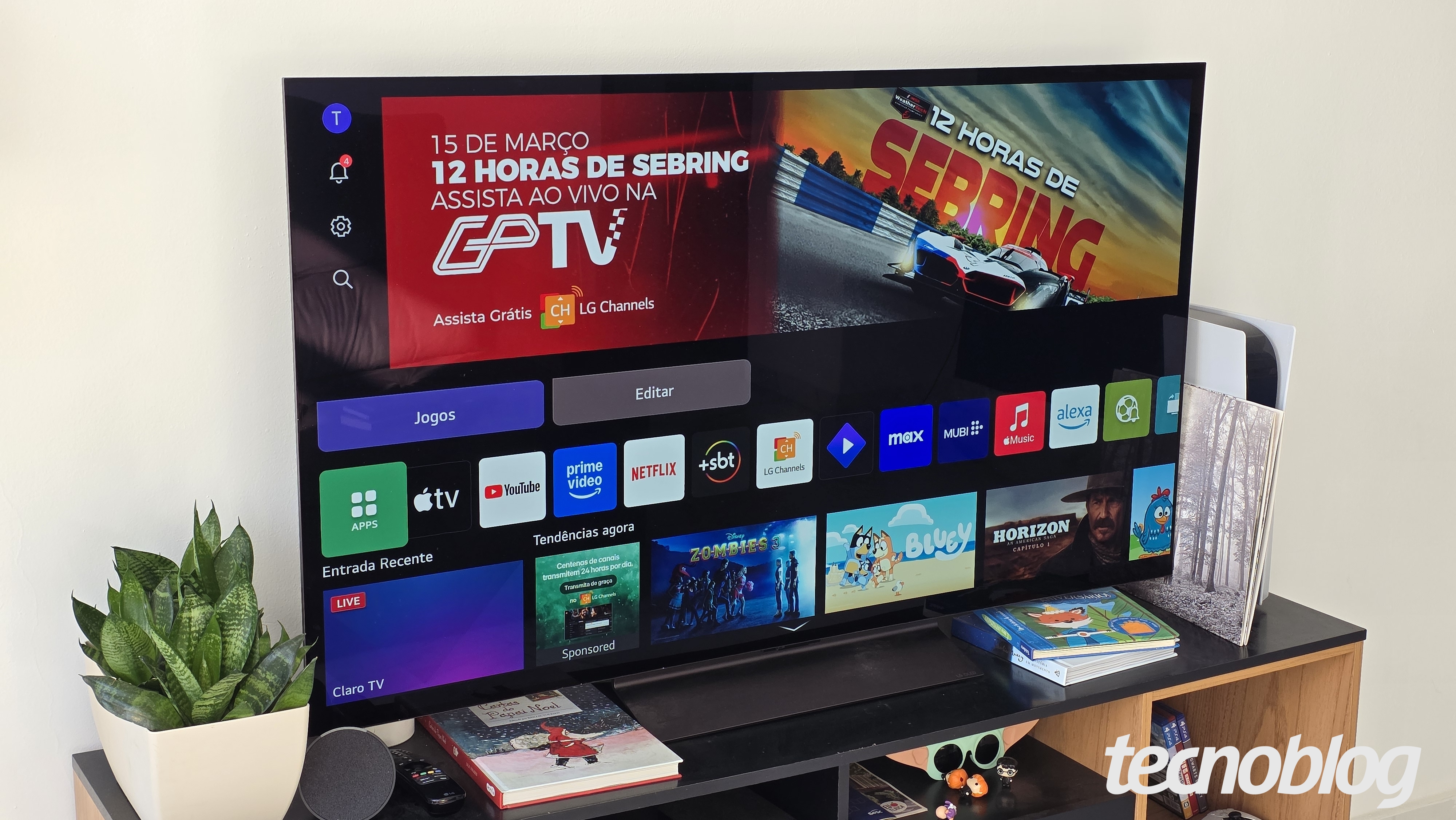 Sua smart TV LG é muito mais do que uma tela. Com a LG Content Store e o sistema webOS, você pode transformá-la em uma central de entretenimento totalmente personalizada, recheada de serviços de streaming, jogos e muito mais, tudo com poucos cliques no controle remoto.

O processo é surpreendentemente simples: abra o menu Apps, toque no ícone de busca, digite o nome do serviço desejado e deixe a TV fazer o resto. A instalação e a configuração acontecem automaticamente, então você sai da busca direto para a diversão em instantes.

Vale conhecer alguns truques. Se um app não aparece, atualizar o webOS ou ajustar a região costuma resolver, e o sideloading não é uma opção, já que a plataforma é fechada e recorrer a métodos não oficiais expõe o aparelho a riscos e invalida a garantia. Se a sua TV LG for mais antiga, um dispositivo de streaming barato na porta HDMI renova a vida útil do aparelho sem gastar com um televisor novo.