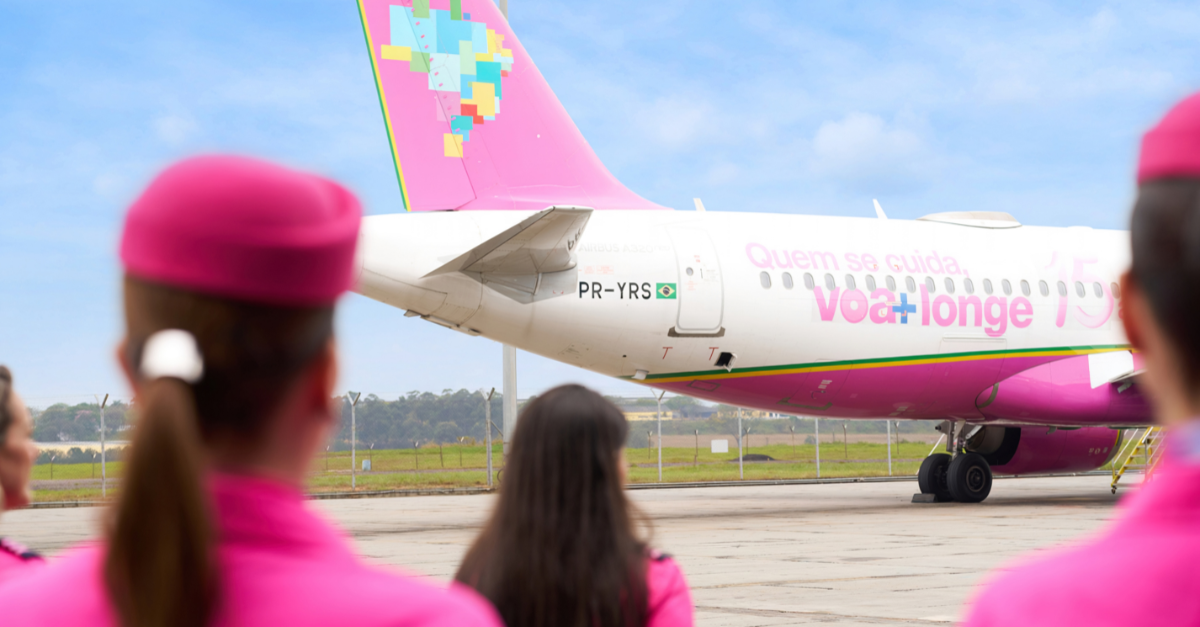 A Azul deu início à 16ª edição da sua campanha de Outubro Rosa, transformando sua frota, suas operações de carga e seus canais digitais em uma poderosa plataforma de conscientização sobre o câncer de mama. Para abrir a programação, a companhia realizou um voo especial entre Campinas e Fortaleza com uma de suas aeronaves rosa, operado por uma equipe formada exclusivamente por mulheres, de comandante e copiloto a técnicas de manutenção e profissionais de solo.

A ação vai muito além do mês de outubro. Por meio do projeto Conexão Azul Rosa, em parceria com o Hospital de Amor, a Azul oferece transporte aéreo gratuito para mulheres em tratamento contra o câncer de mama e seus acompanhantes, já tendo transportado mais de 400 pessoas. A companhia também apoia mutirões de reconstrução mamária e a capacitação de médicos, reforçando um compromisso que dura o ano inteiro.

A campanha se encerra em 31 de outubro com a Corrida Rosa Azul, no Aeroporto de Jundiaí, que deve reunir cerca de 800 participantes em uma caminhada de 3 km e uma corrida de 6 km, com parte da arrecadação destinada ao Hospital de Amor. Clientes do Azul Fidelidade também podem doar pontos, e a empresa acrescenta 20 por cento de bônus a cada doação.