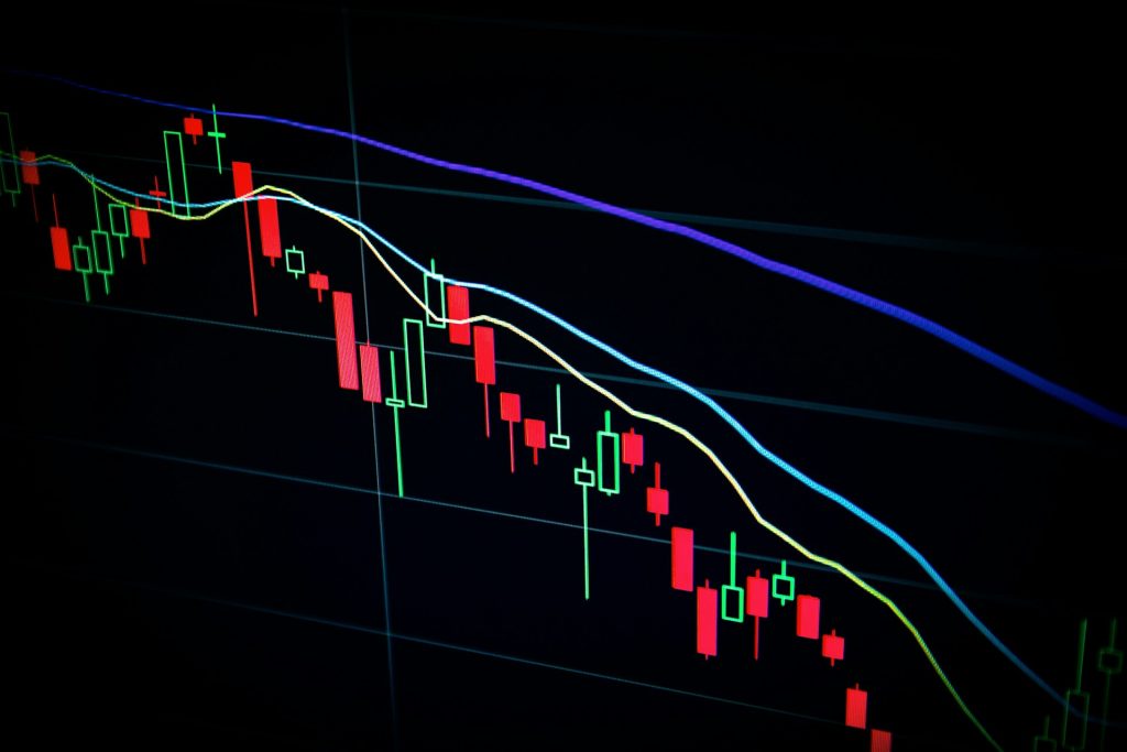 Os rendimentos dos títulos do Tesouro dos EUA dispararam para o maior nível desde 2007, com os papéis de 30 anos atingindo 5,3% em meio a temores fiscais crescentes. O movimento faz parte de uma onda global de vendas de títulos que elevou os juros de longo prazo no Japão, na Alemanha e no Canadá a máximas de vários anos.

Com a dívida pública americana se aproximando de US$ 40 trilhões e a inflação persistente, os investidores exigem retornos maiores. Os gigantes da tecnologia também estão captando bilhões para financiar a infraestrutura de IA, disputando capital no mercado e pressionando ainda mais os juros.