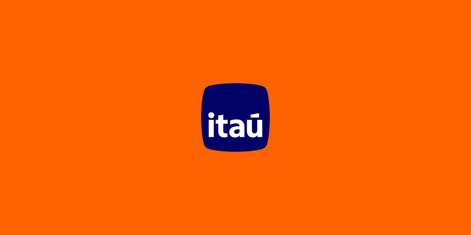O Itaú Visa Platinum chega como uma opção direta para quem quer um cartão sem anuidade para o titular e dois adicionais gratuitos. Ele não acumula pontos nem cashback, mas oferece benefícios padrão da bandeira Visa, como seguro de emergência médica internacional de até US$25 mil, médico on-line, Visa Concierge e substituição emergencial do cartão.

Emitido pelo Itaú Unibanco, o cartão é voltado ao varejo e pode ser solicitado ao abrir uma conta corrente. A categoria Visa Platinum perdeu parte do prestígio com a popularização de tiers mais altos impulsionada pelas fintechs, mas segue como uma porta de entrada prática para quem prioriza isenção de anuidade em vez de recompensas.

Para viagens, a bandeira ainda inclui Visa Luxury Hotel Collection e Click to Pay, com benefícios estendidos aos adicionais. Não é um cartão de pontuação, mas entrega uma rede internacional de suporte sem cobrar anuidade do titular.