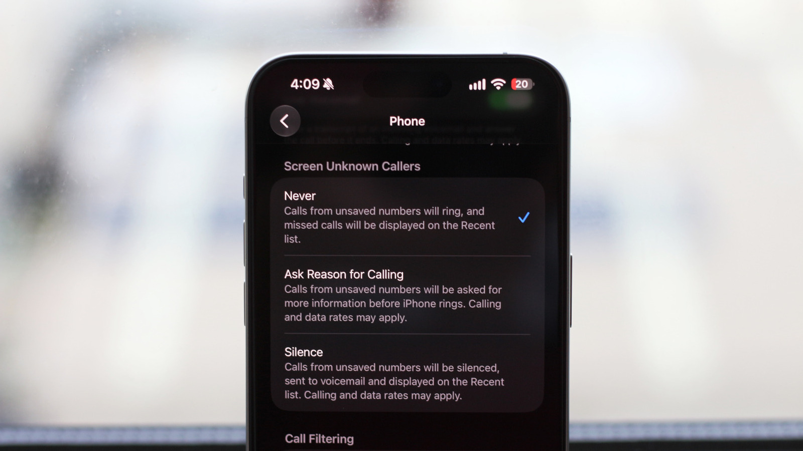 As chamadas de spam continuam sendo um incômodo diário, mas você não precisa mais de um aplicativo pago de terceiros para se defender. Tanto o iPhone quanto o Android trazem ferramentas nativas de filtragem que silenciam golpistas, sinalizam chamadas suspeitas e mandam números indesejados direto para o correio de voz.

No iPhone, vá em Ajustes > Apps > Telefone e ative Spam em Filtragem de Chamadas. Você também pode ativar Silenciar Chamadas Desconhecidas ou usar Perguntar o Motivo da Chamada em regiões compatíveis para triar estranhos antes de atender. No Android, abra o app Telefone do Google, acesse Configurações > Assistência de Chamada > ID de Chamador e spam, e ative Ver ID de chamador e spam e Filtrar chamadas de spam. Confira também o app ou a conta da sua operadora para proteção extra.

A troca é simples: filtros mais rígidos podem mandar números desconhecidos legítimos para o correio de voz, então salve contatos importantes e revise as seções de spam ou desconhecidos com frequência. Com alguns ajustes, seu telefone pode passar de uma tempestade de chamadas para paz e sossego.
